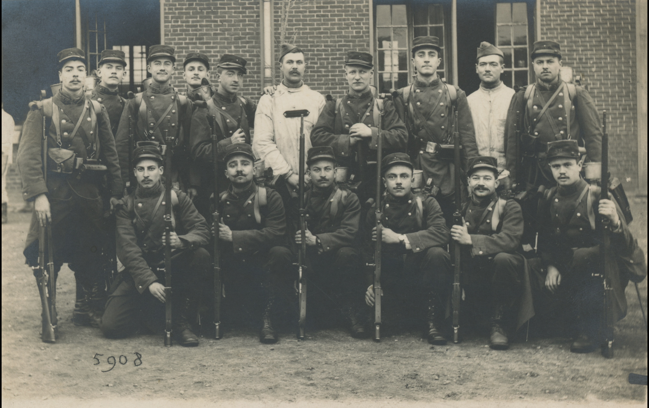 (14.7.A) Group photo of infantrymen of the 39th Infantry Regiment
Date: 1913
Location: Rouen, France (76)
Unit: 39th Infantry Regiment
Author: ?
Present in the photo: ?