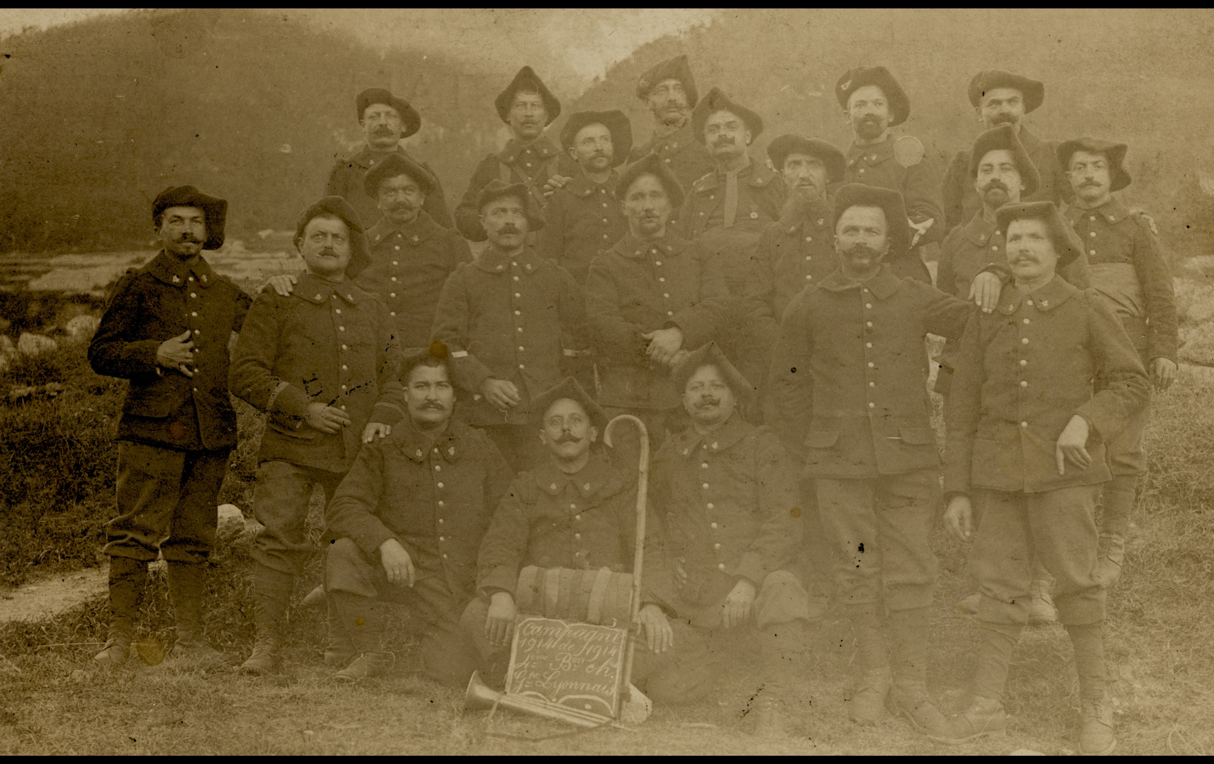 (14.20.1.A) Group photo of chasseurs of the 4th Battalion of Territorial Alpine Chasseurs
Date: 1914
Location: ?
Unit: 4th Battalion of Territorial Alpine Chasseurs
Author: Jean Joseph GLOPPE
Present in the photo: 
1. Jean Joseph GLOPPE (Mle 2119)
FM