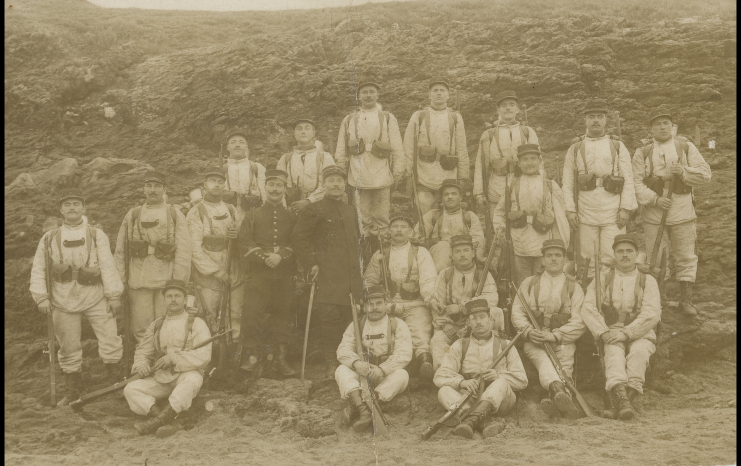 (14.24.A) Group photo of infantrymen of the 47th Infantry Regiment
Date: February 4th 1913
Location: Saint-Malo, France (35)
Unit: 47th Infantry Regiment
Author: Jean Louis LE ROUZIC
Present in the photo:
1. Jean Louis LE ROUZIC (Mle 835) MPLF 9.5.19