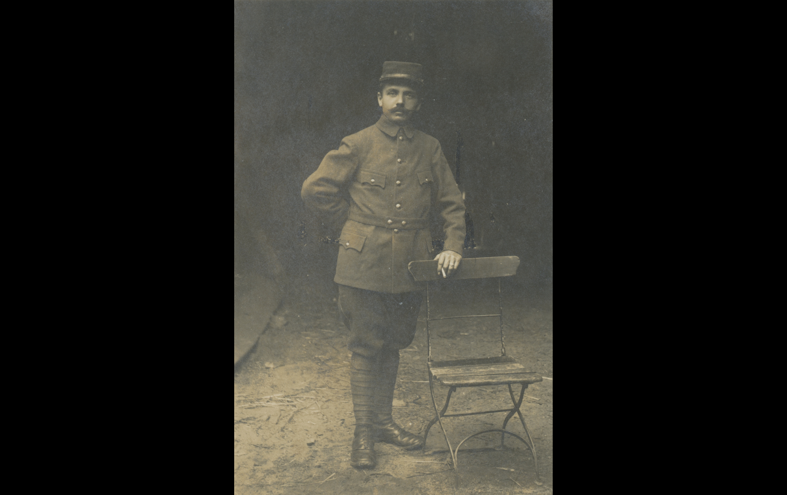 (POW.8.A) Portrait of French prisoner Louis Didier DAGOGNET
Date: ?
Location: Ingolstadt, Germany
Unit: 165th Infantry Regiment 
Author: Louis Didier DAGOGNET
Present in the photo: 
1. Louis Didier DAGOGNET (Mle 312)
FM: https://tinyurl.com/jrm8neee