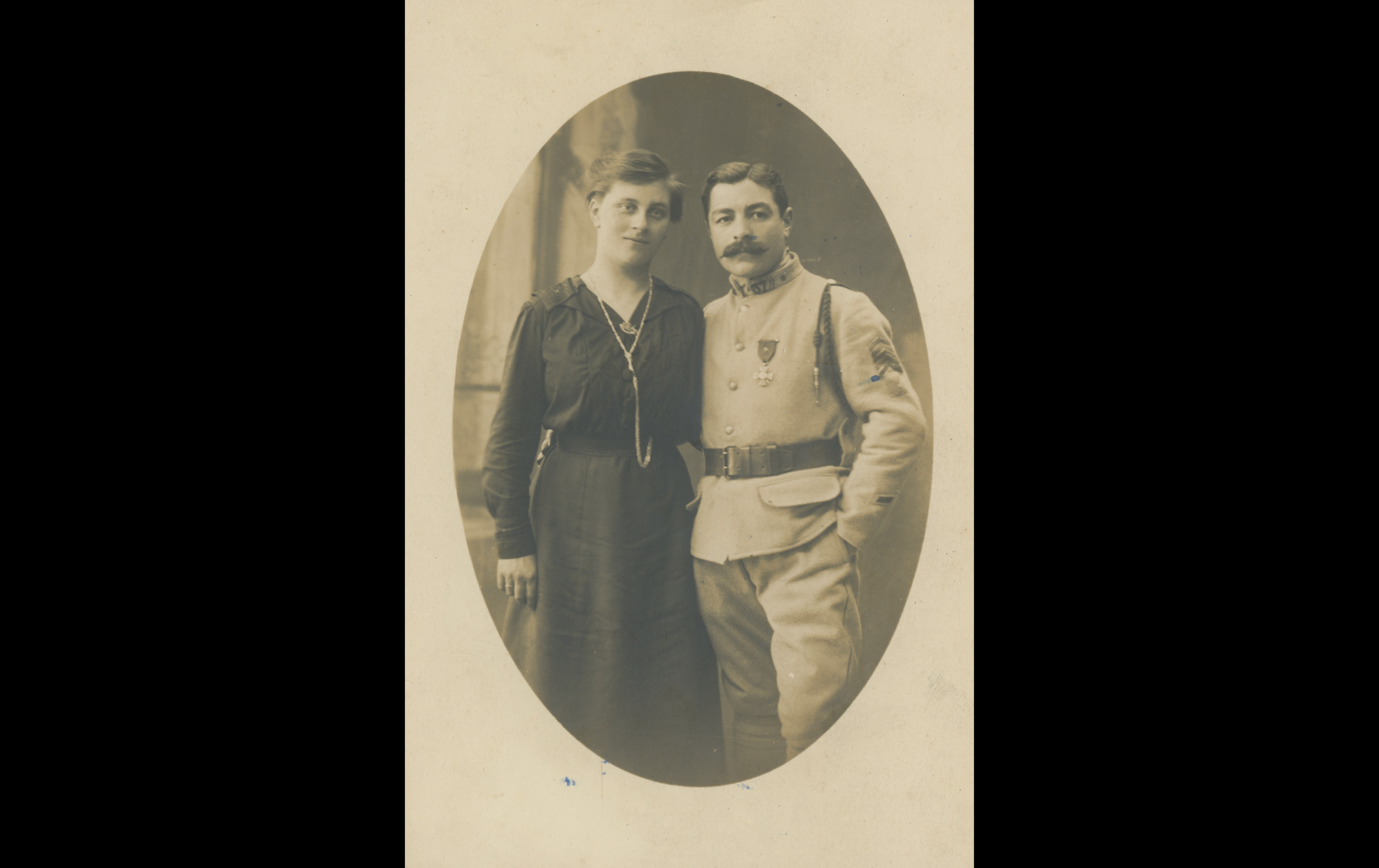 (18.30.A) Portrait of an infantryman of the 37th Infantry Regiment and his wife
Date: c.1918
Location: Studio
Unit: 37th Infantry Regiment
Author: ? 
Present in the photo: ?