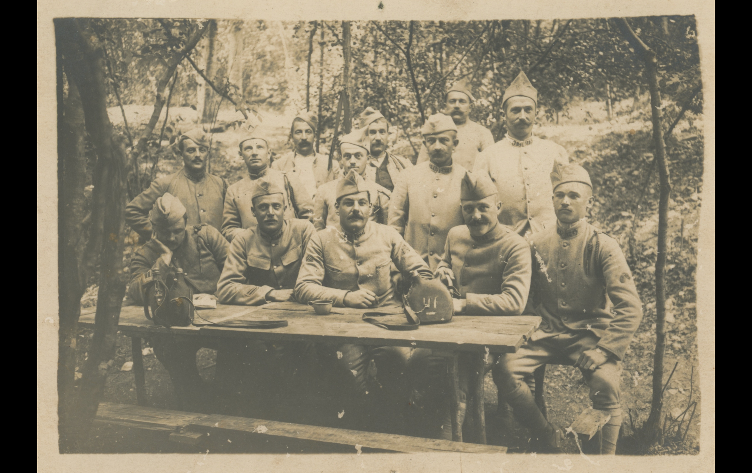 (18.12.A) Group photo of infantrymen of the 121st Infantry Regiment
Date: July 15th 1918
Location: Saint-Mihiel, France (55) [JMO]
Unit: 121st Infantry Regiment
Author: ?
Present in the photo: ?