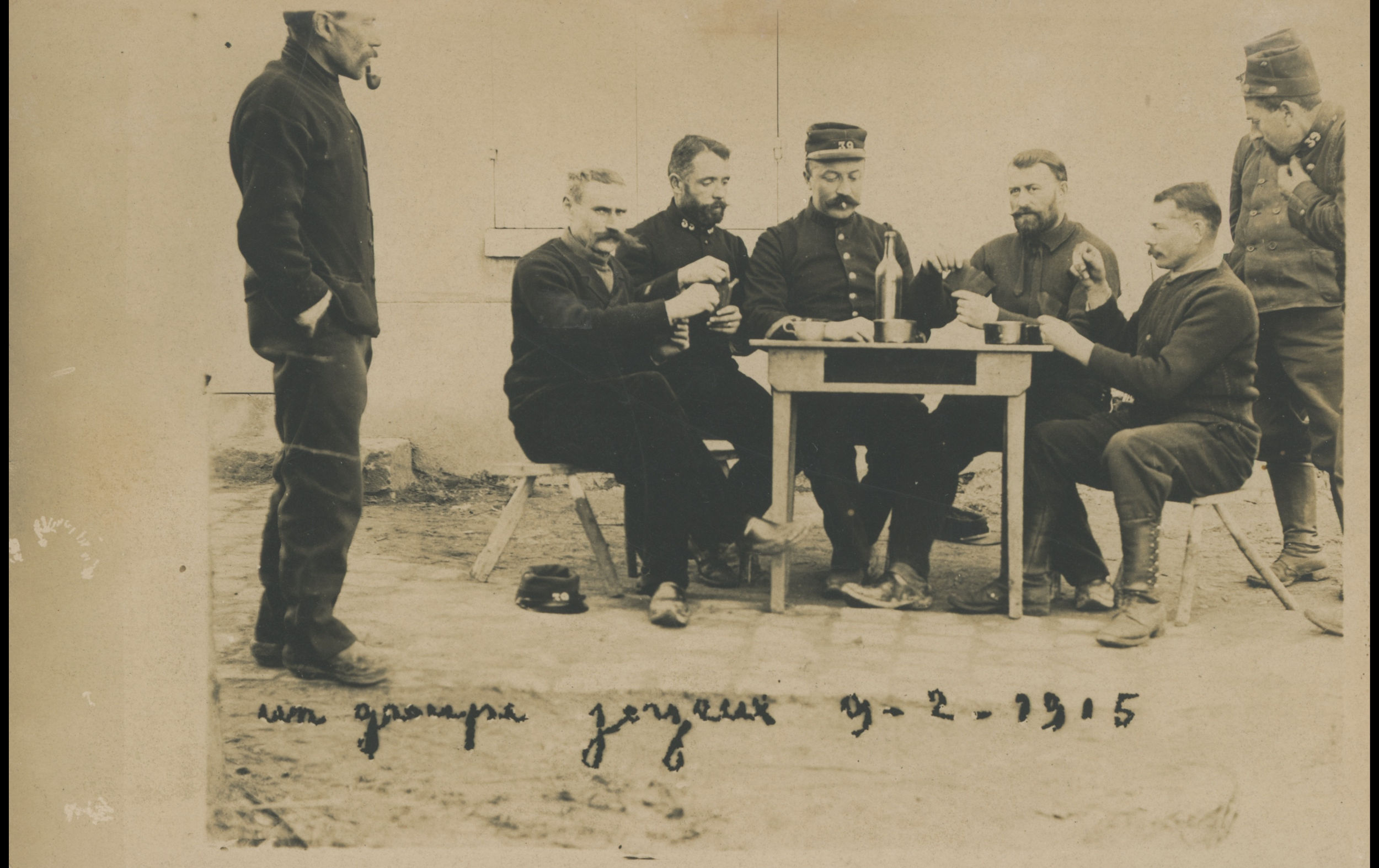 (15.23.A) Photo of infantrymen of the 39th Territorial Infantry Regiment playing cards
Date: February 9th 1915
Location: Paris, France (75)
Unit: 39th Territorial Infantry Regiment
Author: Gabriel Archange DUVALLET
Present in the photo: 
1. Gabriel A