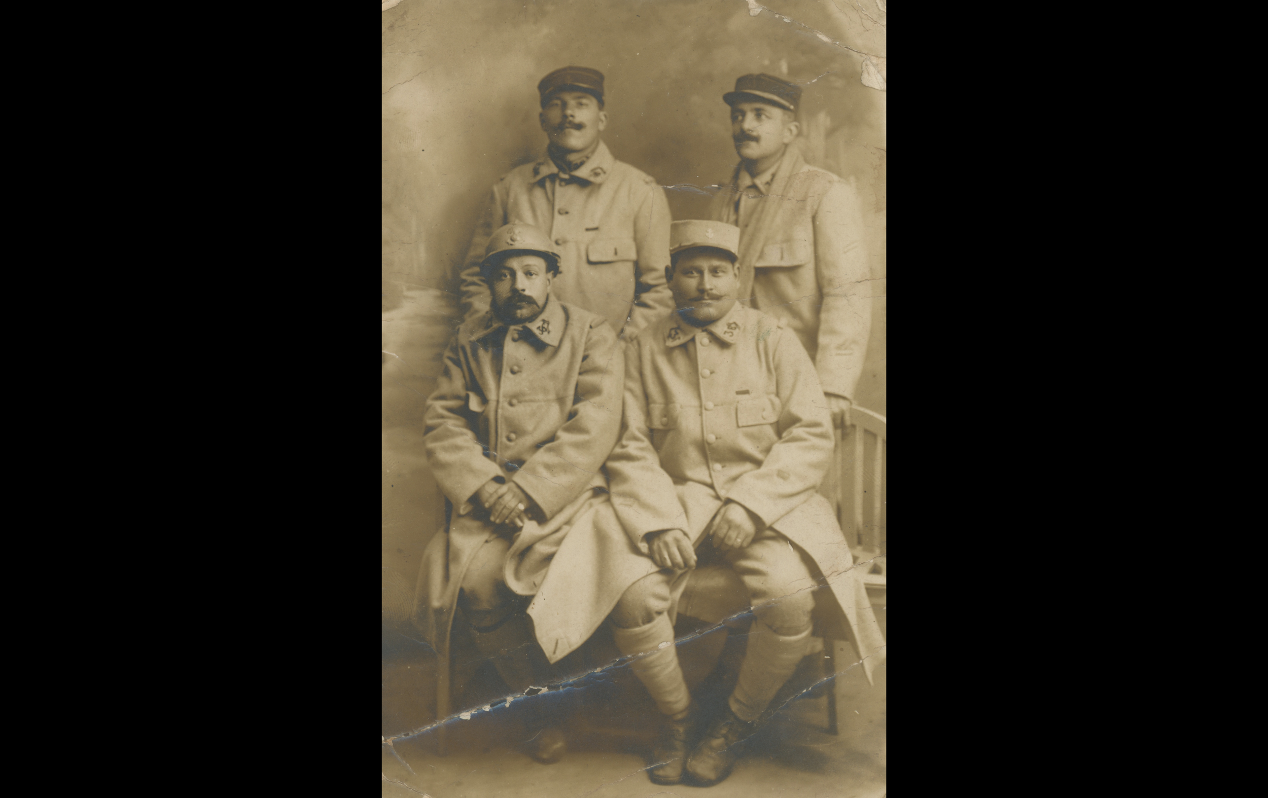(15.15.A) Group photo of infantrymen of the 36th Colonial Infantry Regiment
Date: c.1915 - 1916
Location: Studio (Paris, France (75))
Unit: 36th Colonial Infantry Regiment
Author: Louis Marie AUBERTIN
Present in the photo: 
1. Louis Marie AUBERTIN (M