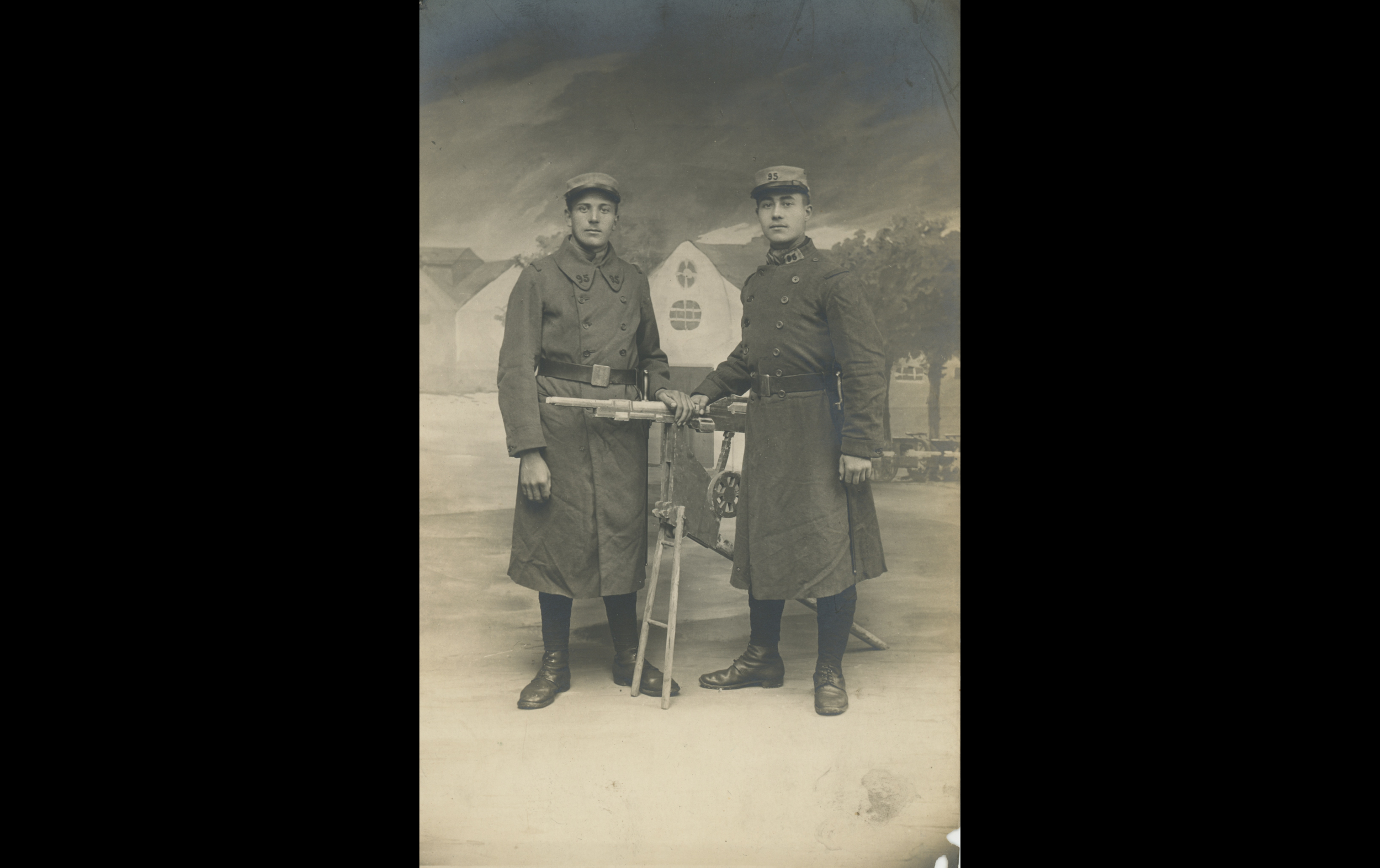 (15.57.1.A) Photo of two infantrymen of the 95th Infantry Regiment with a wooden machine gun
Date: c.1915 - 1916
Location: Studio
Unit: 95th Infantry Regiment
Author: ?
Present in the photo: ?
