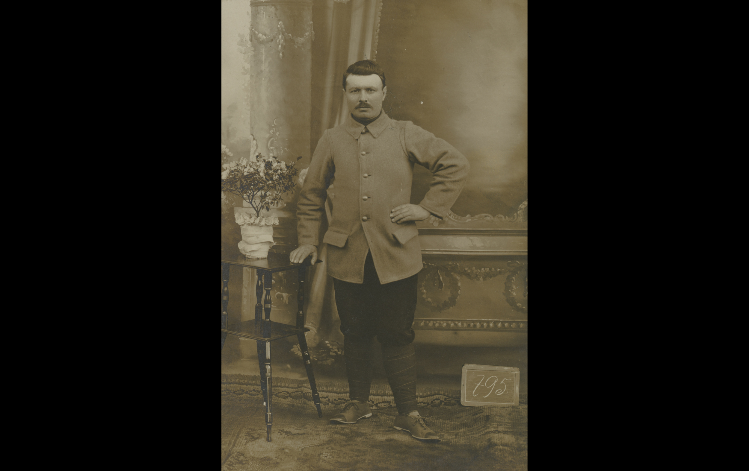 (POW.18.A) Portrait of French prisoner Jérôme LAGATHU
Date: ?
Location: Studio (Minden, Germany)
Unit: 32nd Colonial Infantry Regiment
Author: Jérôme LAGATHU
Present in the photo: 
1. Jérome LAGATHU (Mle 1996)
FM: https://tinyurl.com/2c4bsd4v