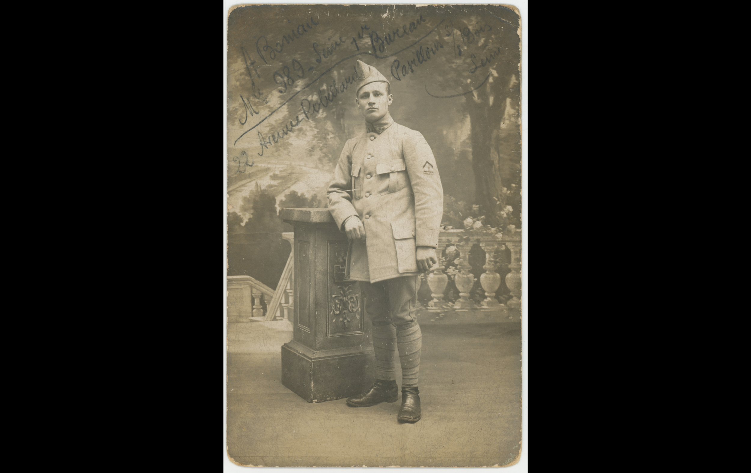 (17.20.A) Portrait of infantryman André Raymond BONIAU
Date: c.1917 - 1918
Location: Studio
Unit: 5th Infantry Regiment
Author: André Raymond BONIAU
Present in the photo: 
1. André Raymond BONIAU (Mle 989)
FM:  tinyurl.com/5n8w96ce 