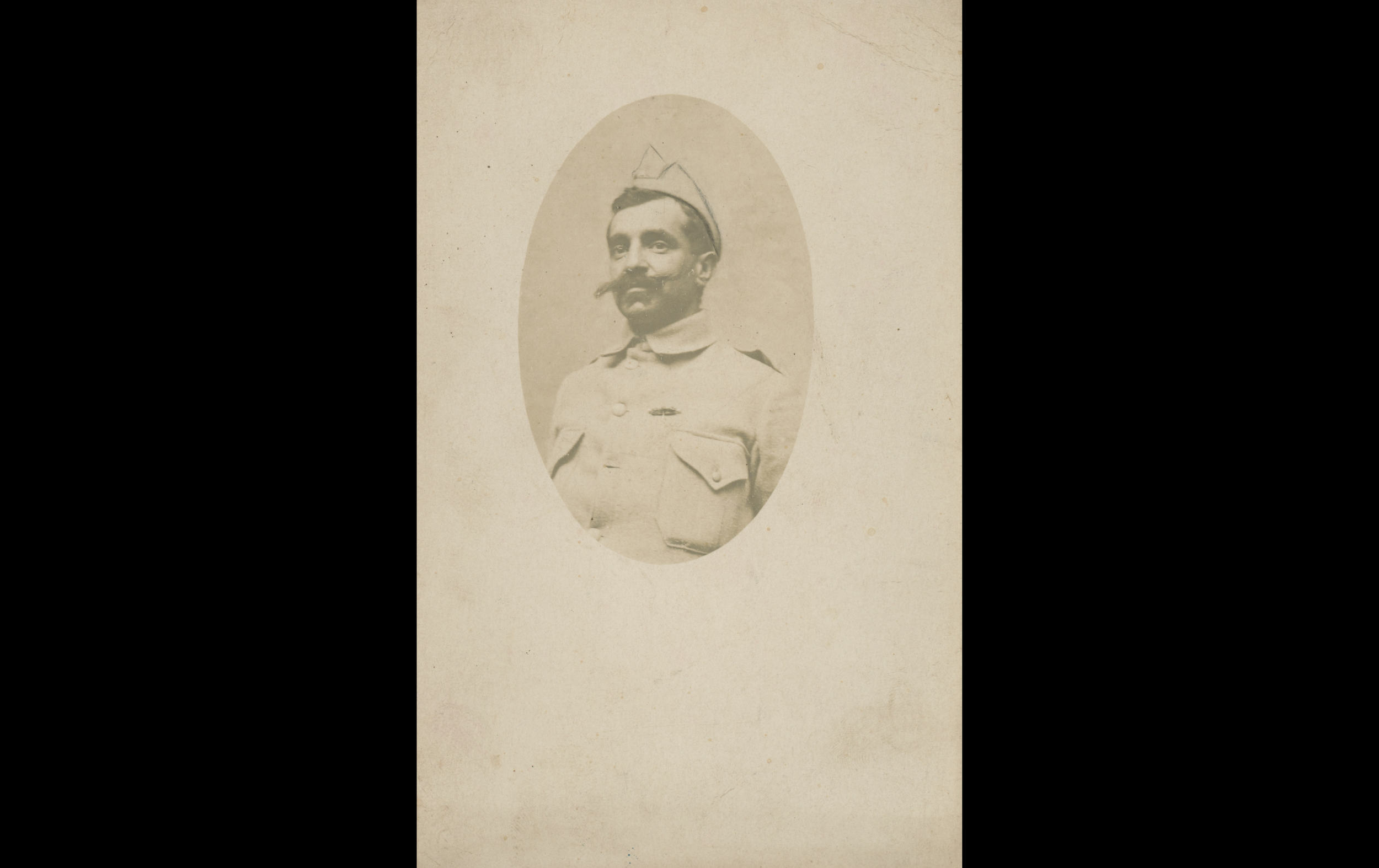 (17.13.2.A) Portrait of infantryman Georges Louis Marie BELLENCONTRE
Date: November 21st 1917
Location: Studio
Unit: 129th Infantry Regiment
Author: Georges Louis Marie BELLENCONTRE
Present in the photo: 
1. Georges Louis Marie BELLENCONTRE (Mle 122)