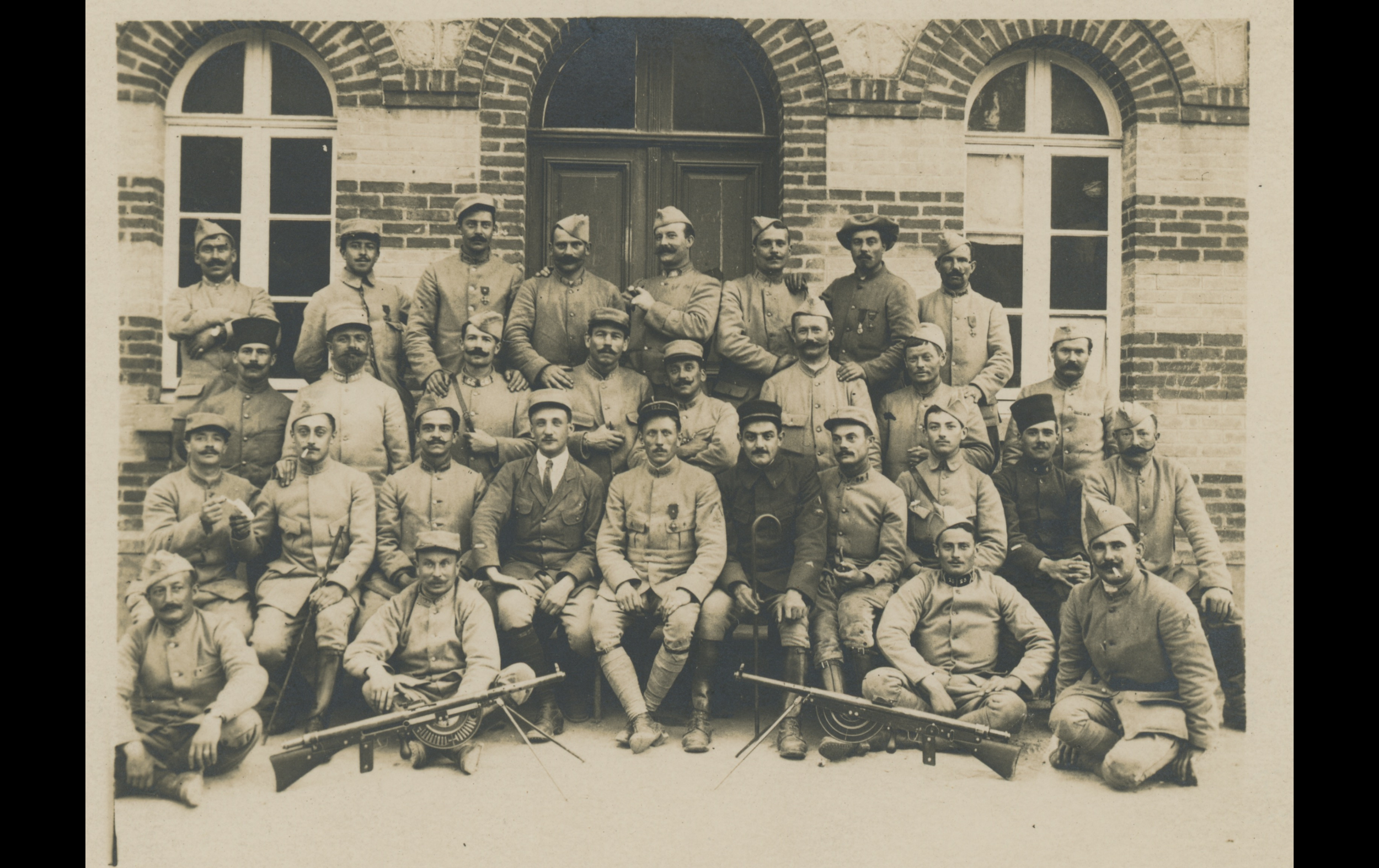 (16.47.A) Group photo of officers and NCOs at a machine gun instruction center
Date: August - September 1916
Location: ?
Unit: Diverse Regiments
Author: ?
Present in the photo: ?