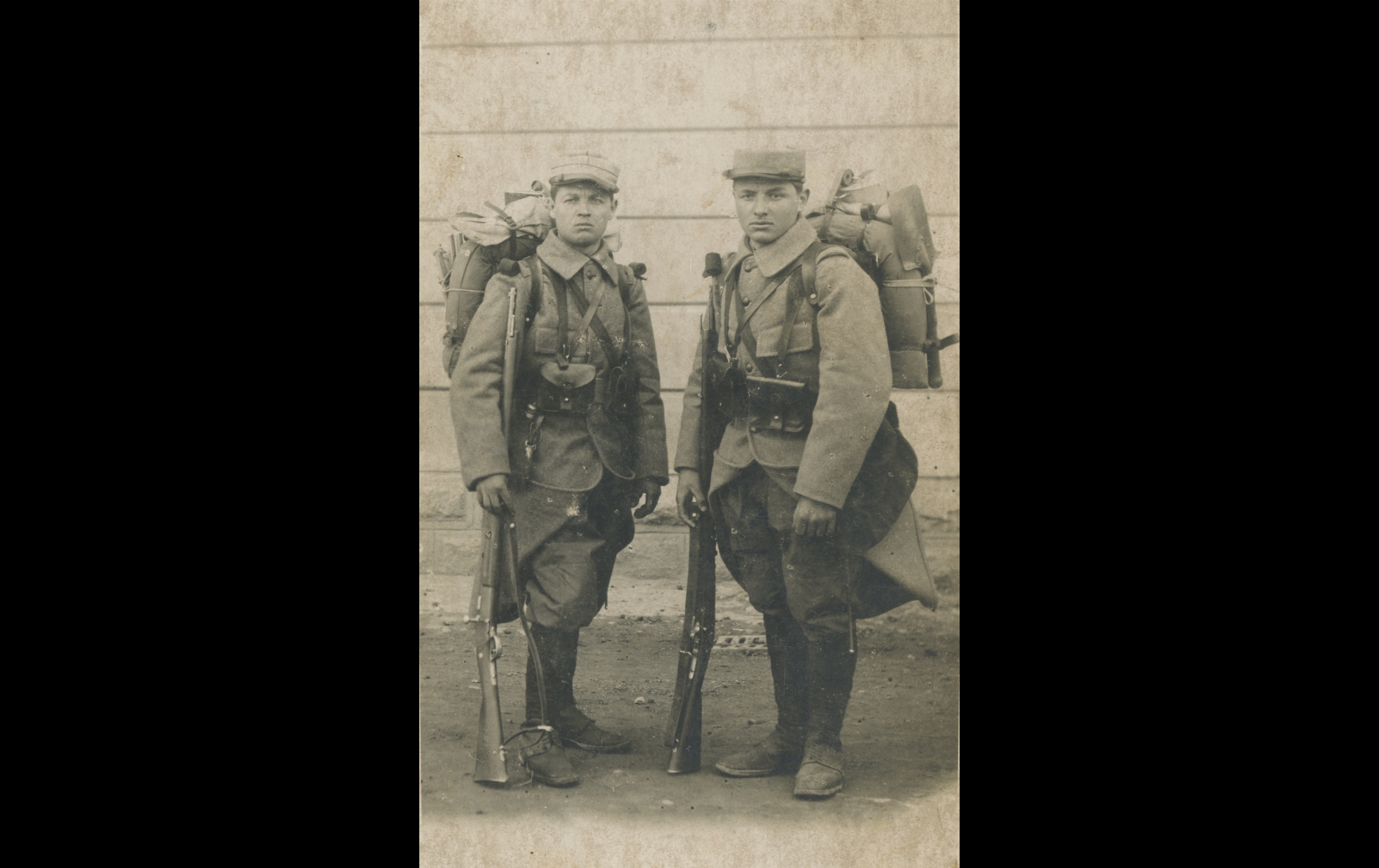 (15.4.A) Photo of two infantrymen of the 413th Infantry Regiment
Date: c.1915
Location: ?
Unit: 413th Infantry Regiment
Author: Denis Bernard RONZY
Present in the photo: 
1. Denis Bernard RONZY (Mle 846)
FM:  tinyurl.com/2mvrknam 