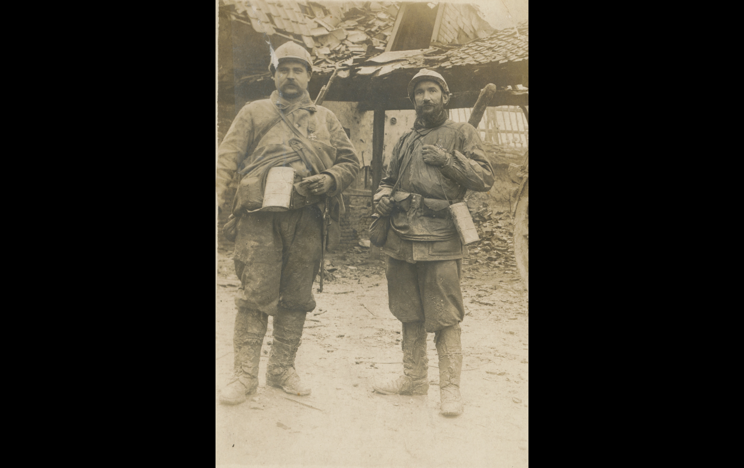 (16.9.A) Photo of two sappers of the 1st Génie Regiment
Date: c.1916
Location: ?
Unit: 1st Génie Regiment
Author: Adolphe Paul VOYER
Present in the photo: 
1. Adolphe Paul VOYER (Mle 2274)
FM:  tinyurl.com/bpad45p2 