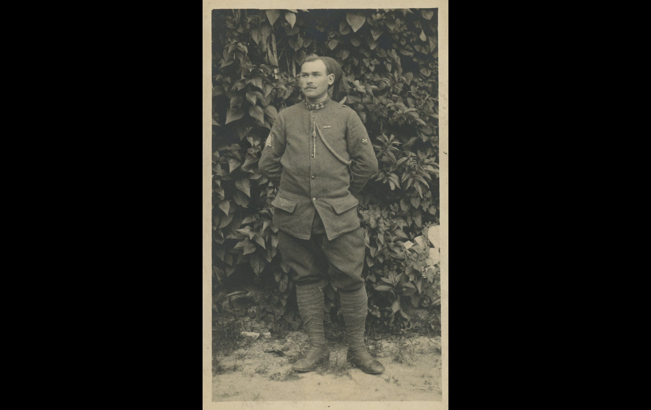 (18.15.A) Portrait of Zouave Ferdinand CARROGER
Date: c.1919
Location: ?
Unit: 3rd Zouaves Regiment
Author: Ferdinand CARROGER
Present in the photo: 
1. Ferdinand CARROGER (Mle 78)
FM:  tinyurl.com/592efb98 