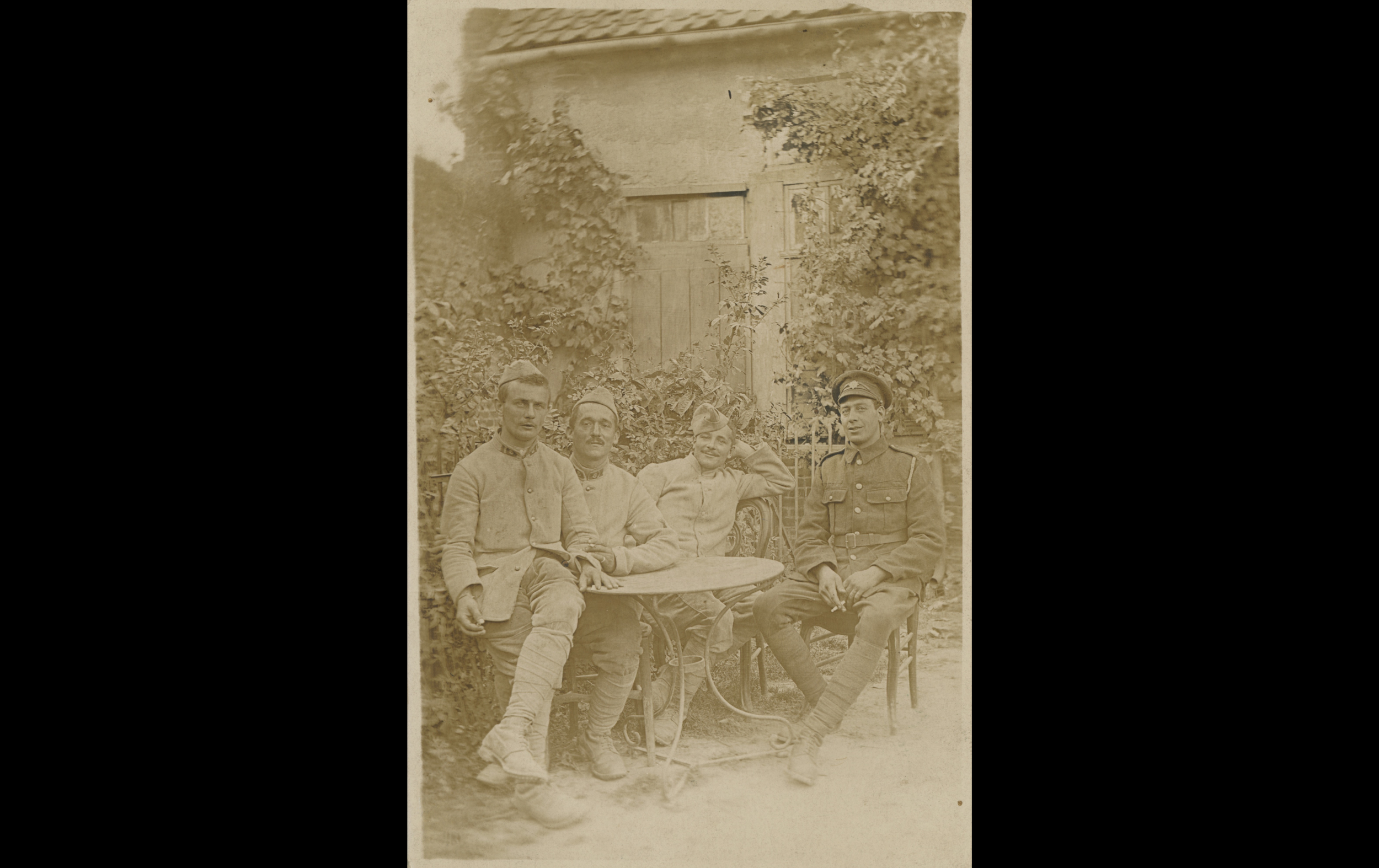 (15.77.A) Group photo of artillerymen of the 8th Field Artillery Regiment with a British soldier
Date: c.1915 - 1916
Location: ?
Unit: 8th Field Artillery Regiment
Author: ?
Present in the photo: ?