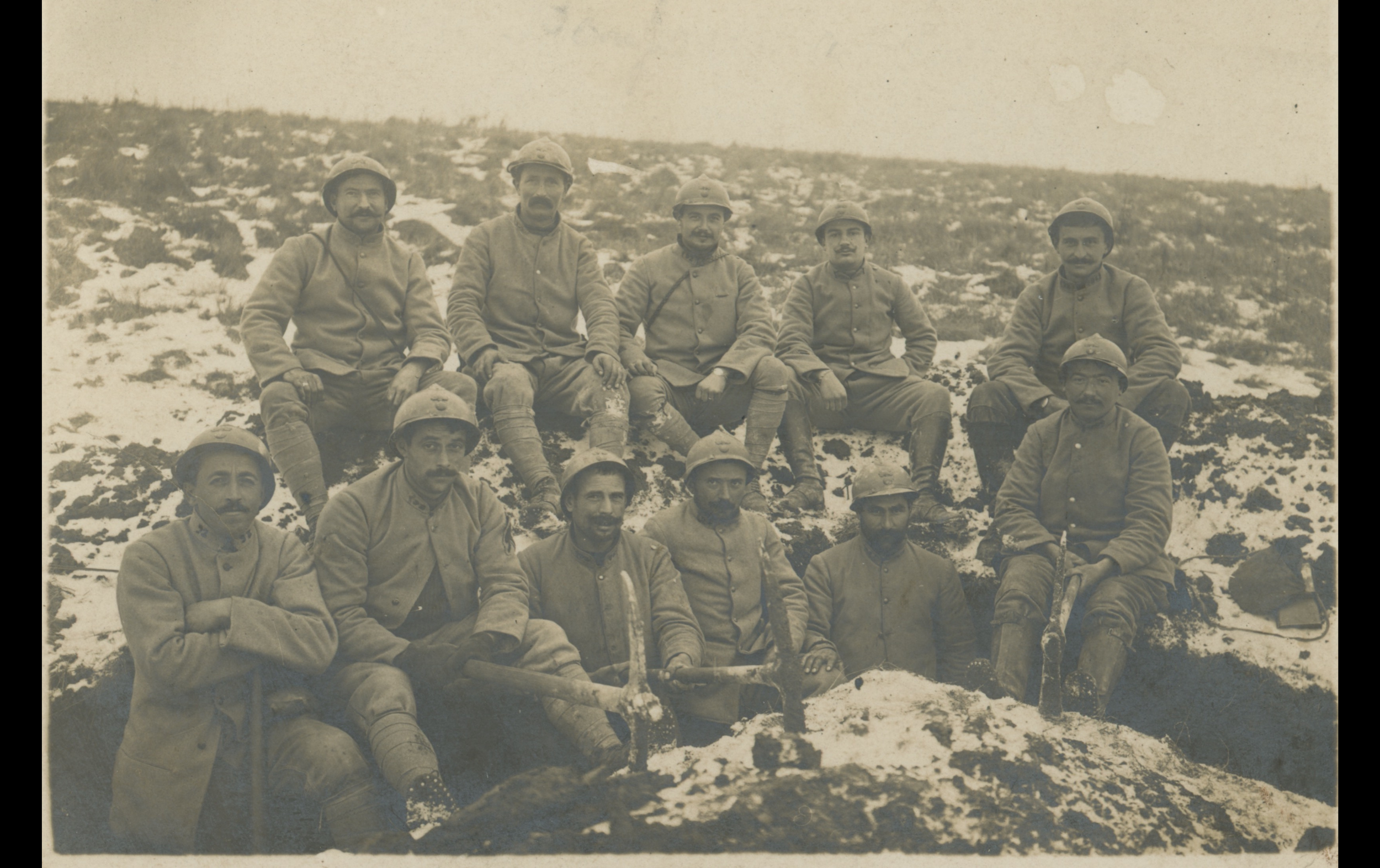 (17.2.A) Group photo of infantrymen of the 92nd Infantry Regiment in a trench
Date: December 25th 1917
Location: Clermont-en-Argonne, France (55) [JMO]
Unit: 92nd Infantry Regiment
Author: ?
Present in the photo: ?