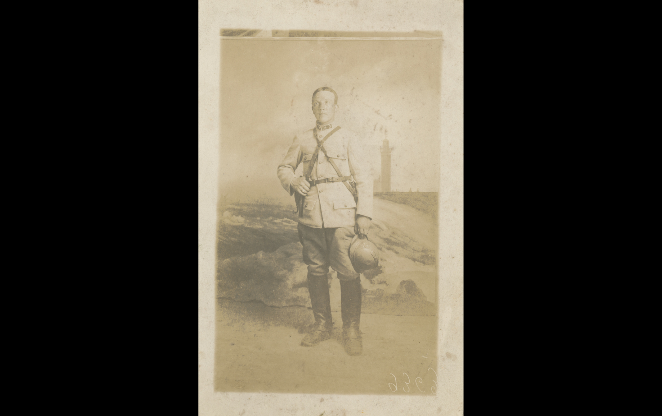 (16.65.A) Portrait of artilleryman Georges Paul VERSTAPPEN
Date: c.1916
Location: Studio
Unit: 8th Field Artillery Regiment
Author: Georges Paul VERSTAPPEN 
Present in the photo:
1. Georges Paul VERSTAPPEN (Mle 1440)
FM:  tinyurl.com/27vj3u8h 