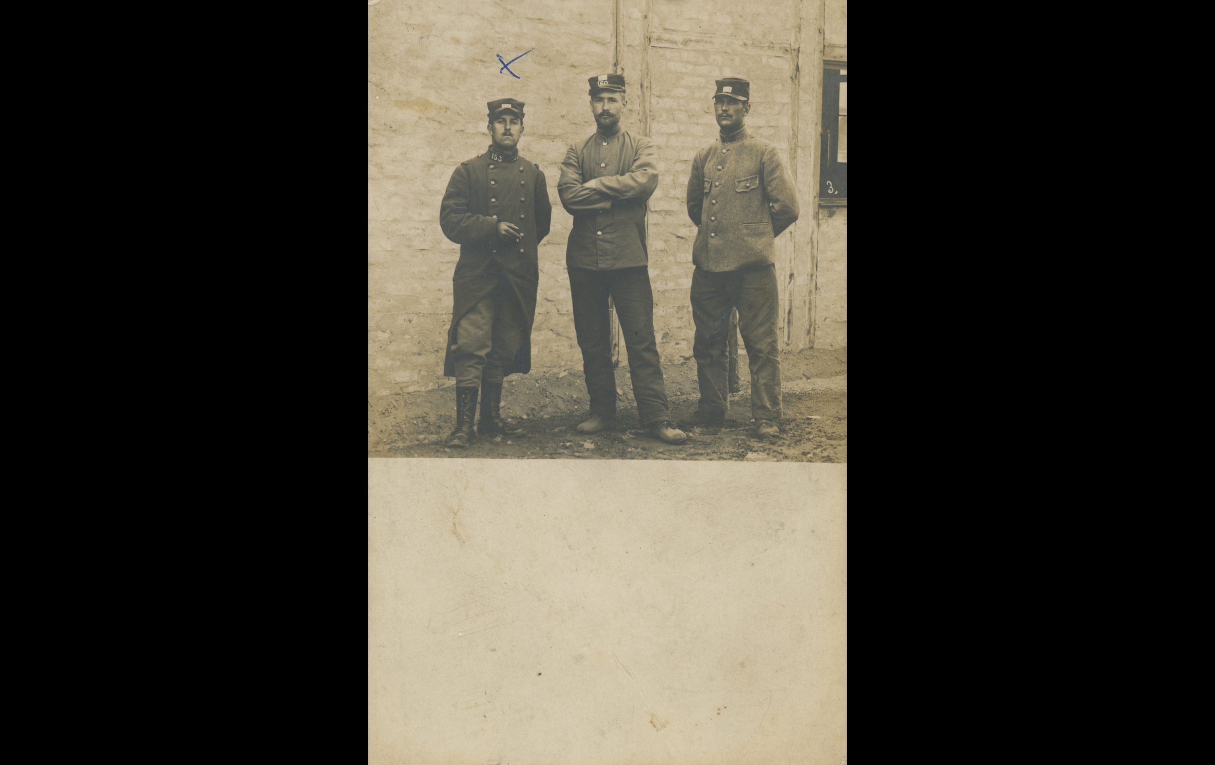 (POW.19.A) Group photo of French prisoners
Date: c.1914 - 1915
Location: Königsbrück, Germany
Unit: 153rd Infantry Regiment
Author: Emile Albert HURTAULT
Present in the photo: 
1. Emile Albert HURTAULT (Mle 1028)
FM: https://tinyurl.com/mr3e8tre