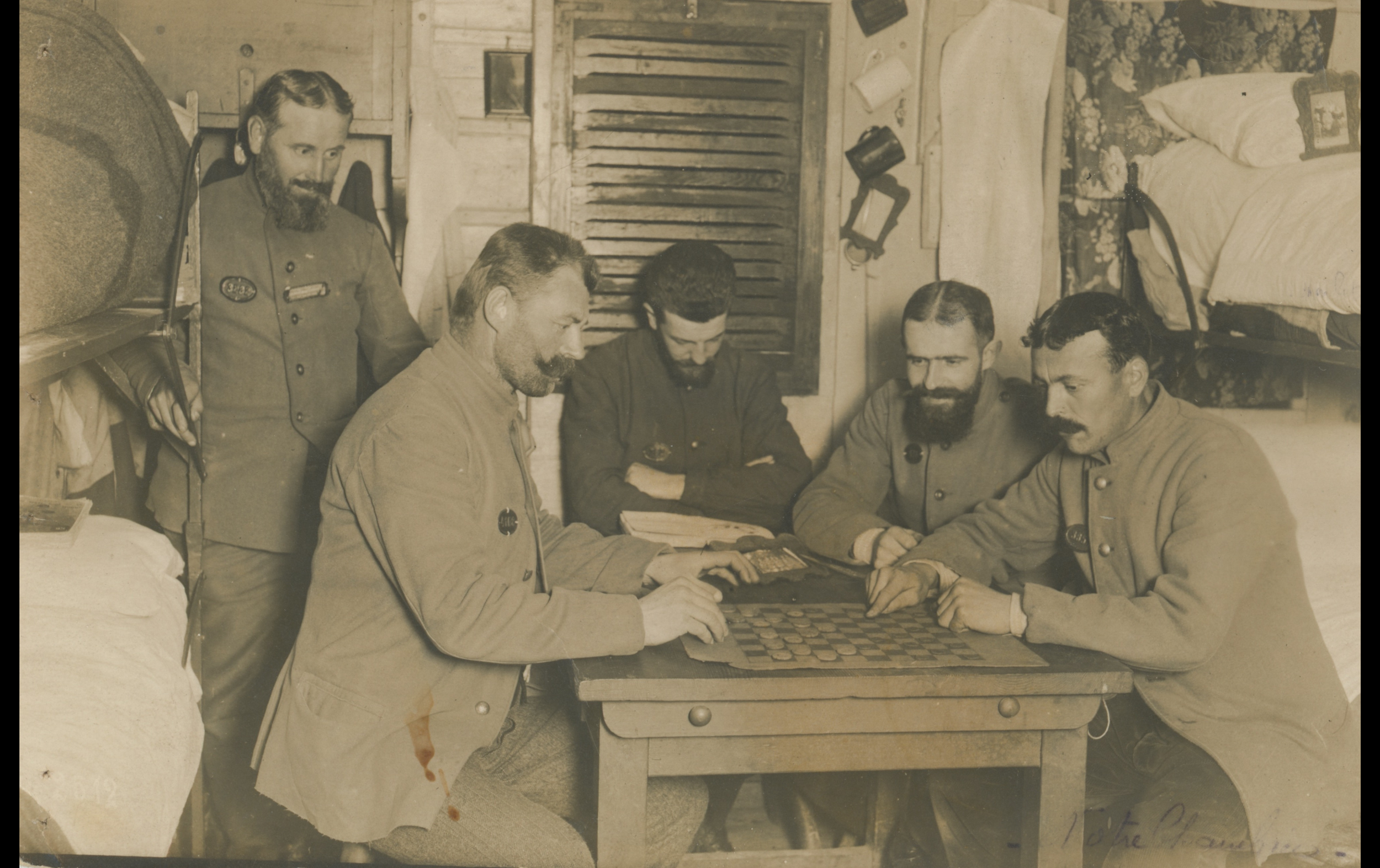 (POW.22.A) Group photo of interned French prisoners in their room
Date: c.October - November 1915
Location: Königsbrück, Germany
Unit: 10th Génie Regiment
Author: Ferdinand Auguste Marie BÉNÉDIC
Present in the photo:
1. Ferdinand Auguste Marie BÉNÉDI