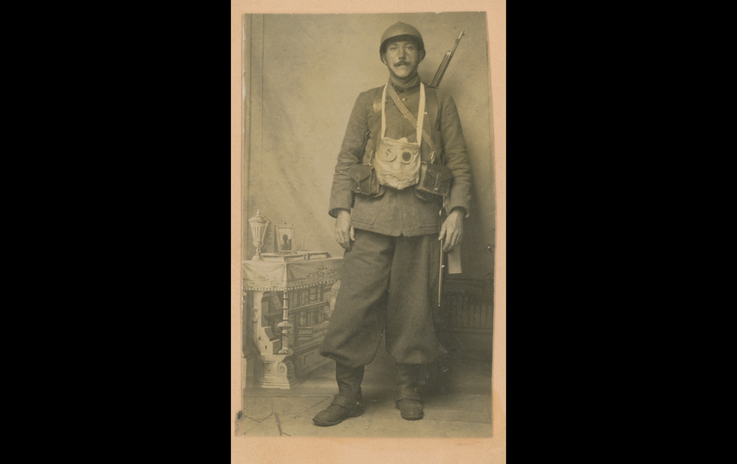 (16.52.A) Portrait of a cavalryman of the African Army with his M2 gas mask
Date: c.1916 - 1917
Location: Studio
Unit: African Army
Author: ?
Present in the photo: ?