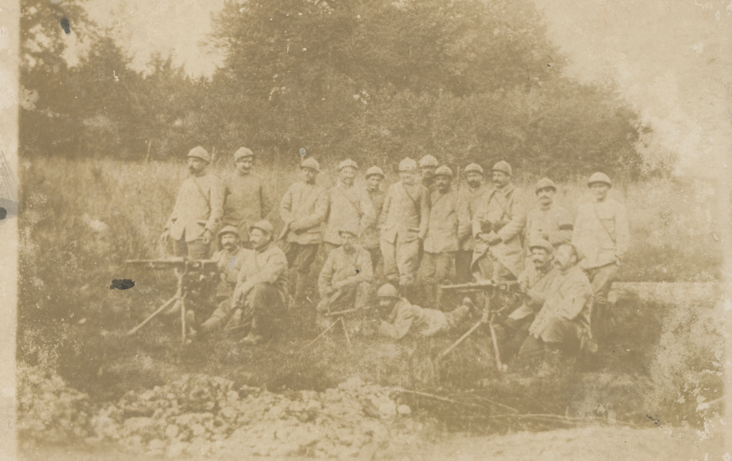 (15.26.A) Group photo of infantrymen and their machine guns
Date: c.1915 - 1916
Location: ?
Unit: ?
Author: Hugues BARTHEZ
Present in the photo: 
1. Hugues BARTHEZ (Mle 1105)
FM:  tinyurl.com/mp4pdssr 
