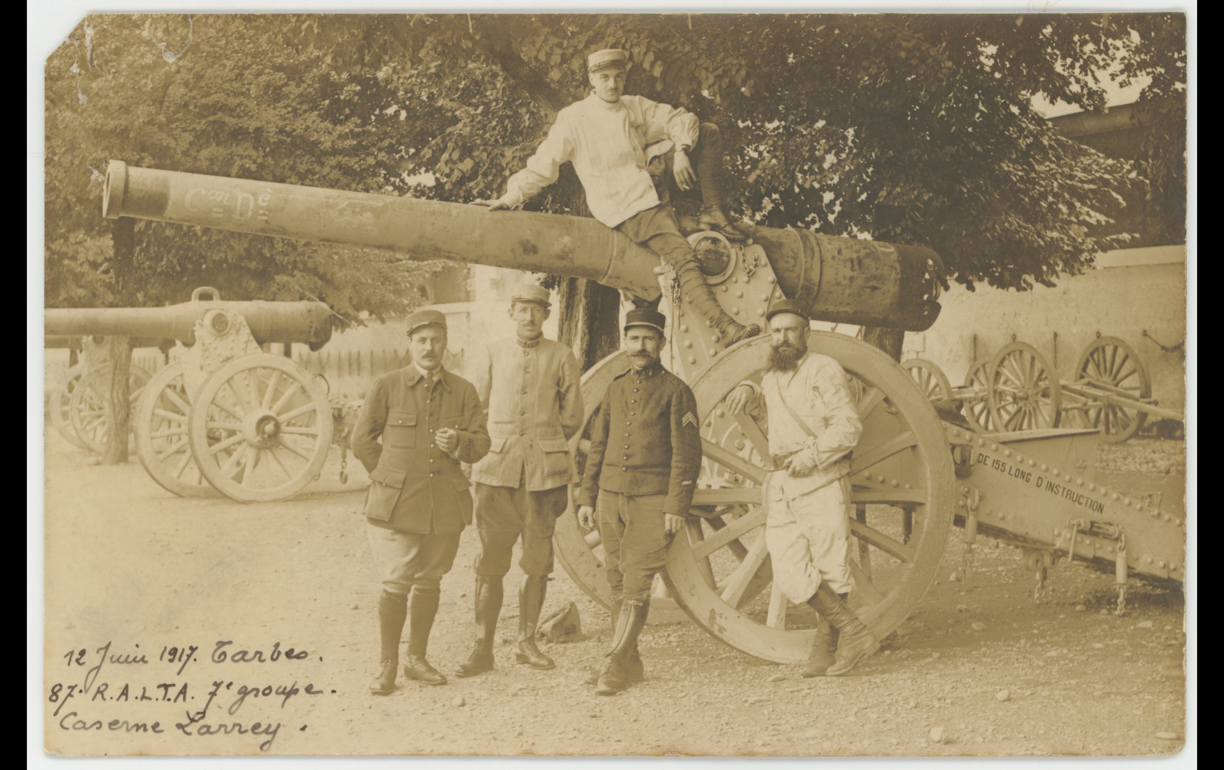 (17.23.A) Group photo of artillerymen with a 155mm Schneider Cannon model 1877/14
Date: June 12th 1917
Location: Tarbes, France (65)
Unit: 87th Heavy Artillery Regiment
Author: ?
Present in the photo:
1.
2. Paul Antoine Ernest DOSSOT (Mle 1149)
FM:  