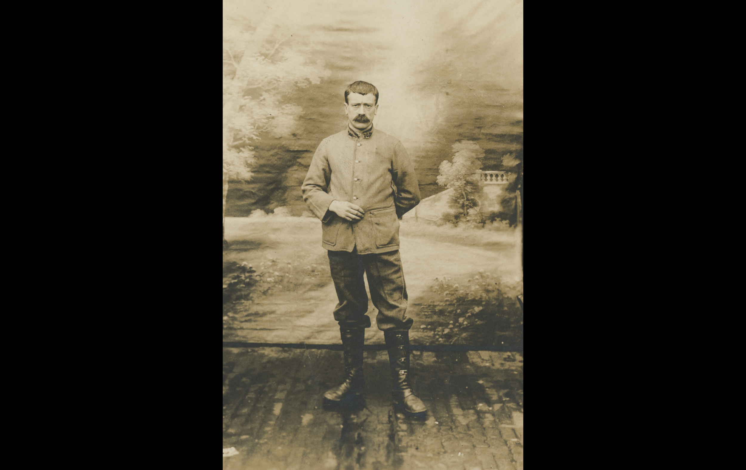 (POW.11.A) Portrait of French prisoner Edmond Louis FAVA
Date: July 2nd c.1916 - 1918
Location: Münster, Germany
Unit: 201st Infantry Regiment
Author: Edmond Louis FAVA
Present in the photo: 
1. Edmond Louis FAVA (Mle 5905)
FM: https://tinyurl.com/rn
