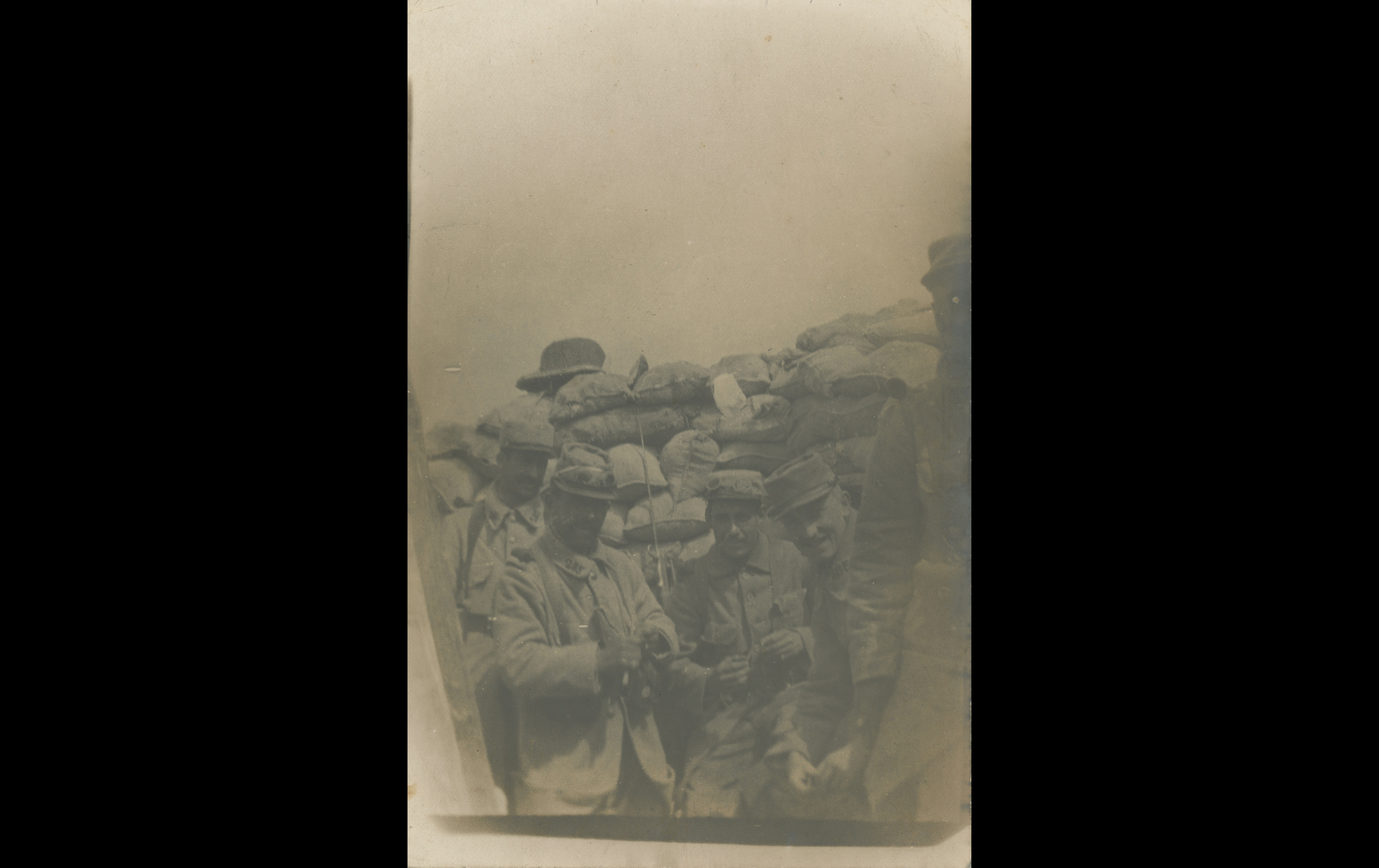 (15.76.A) Group photo of infantrymen of the 285th Infantry Regiment in a trench
Date: December 1915
Location: Artois, France [JMO]
Unit: 285th Infantry Regiment
Author: ?
Present in the photo: ?