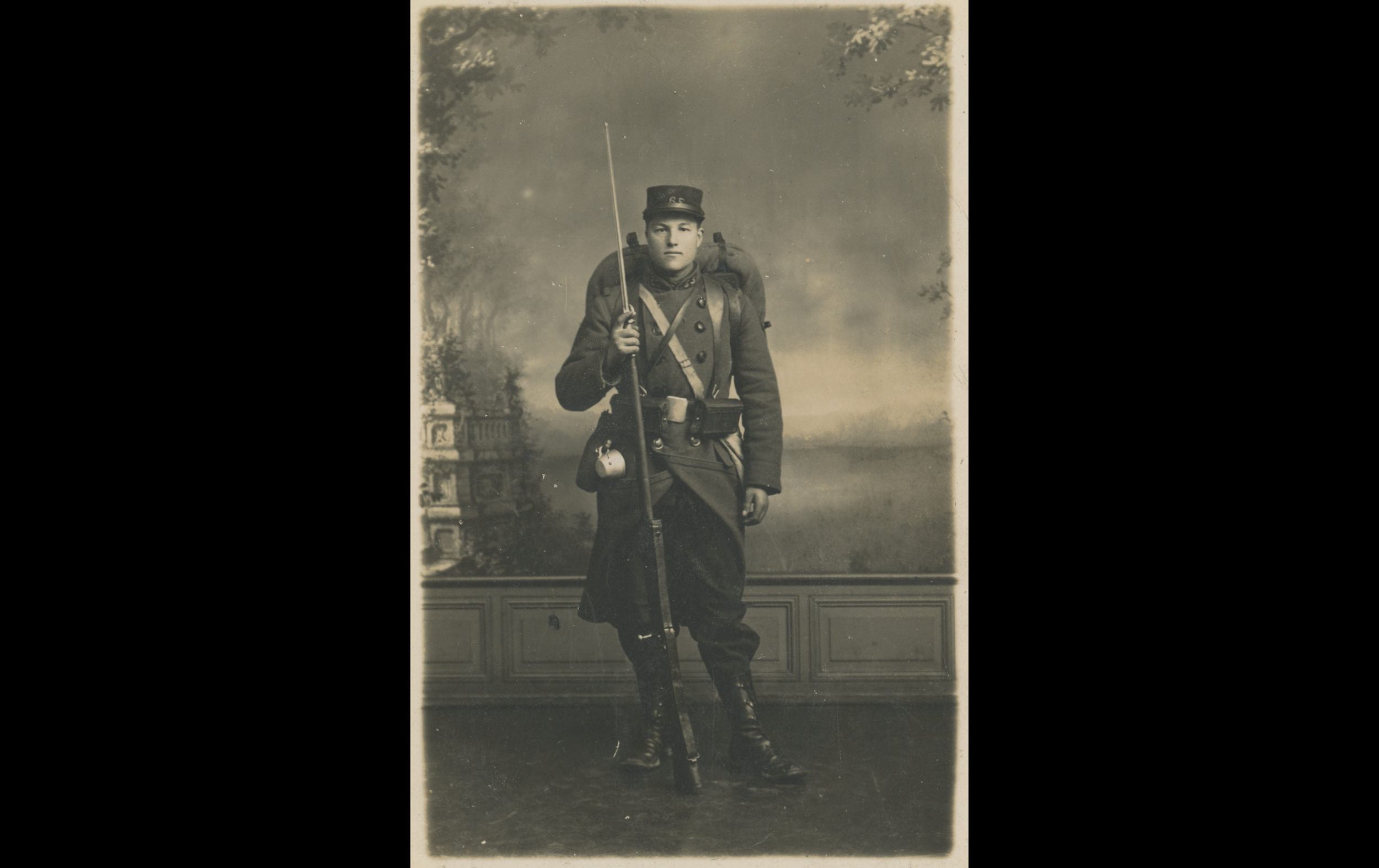 (14.9.A) Portrait of infantryman Jean Louis PÉRESSE
Date: c.1914 - 1915
Location: Studio
Unit: 65th Infantry Regiment
Author: Jean Louis PÉRESSE
Present in the photo: 
1. Jean Louis PÉRESSE (Mle 3259)
FM:  tinyurl.com/5evdwp76 