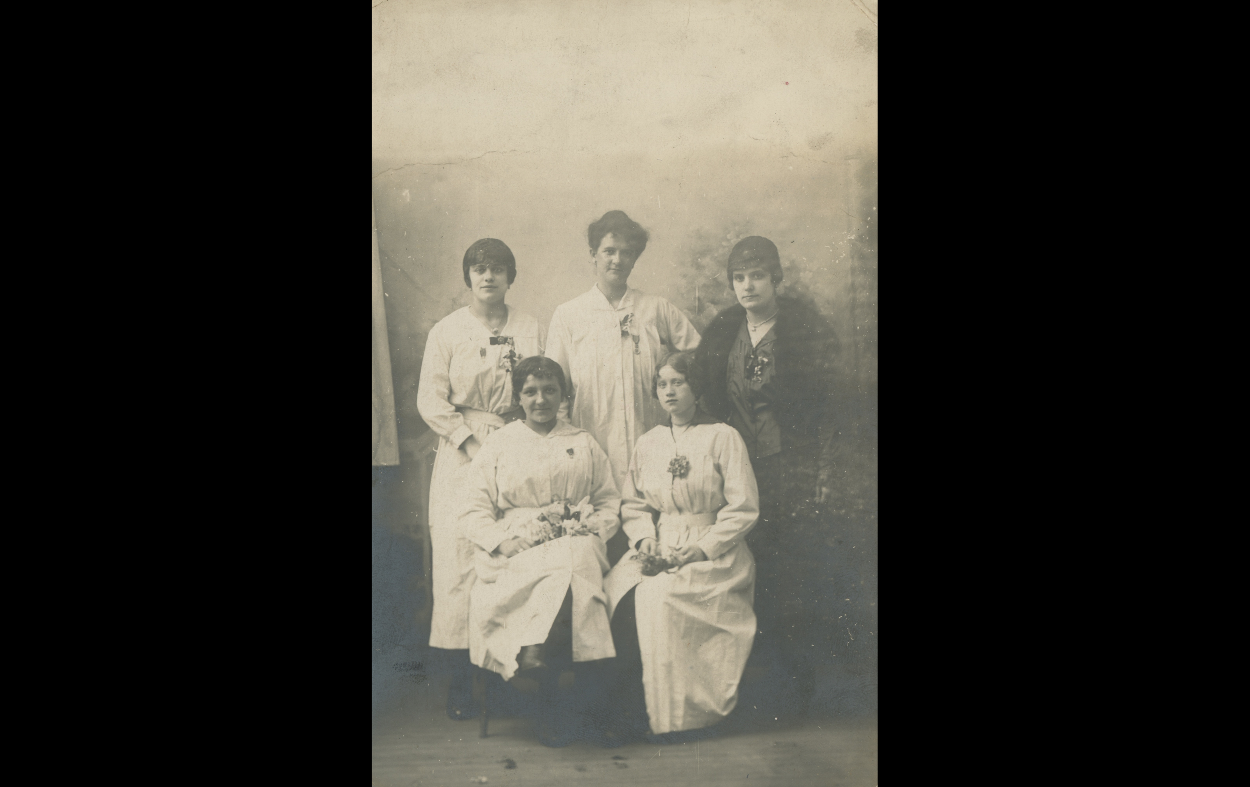 (16.50.A) Group photo of factory workers in the production of gas masks
Date: 1916
Location: Studio
Unit: Factory workers
Author: ?
Present in the photo: ?