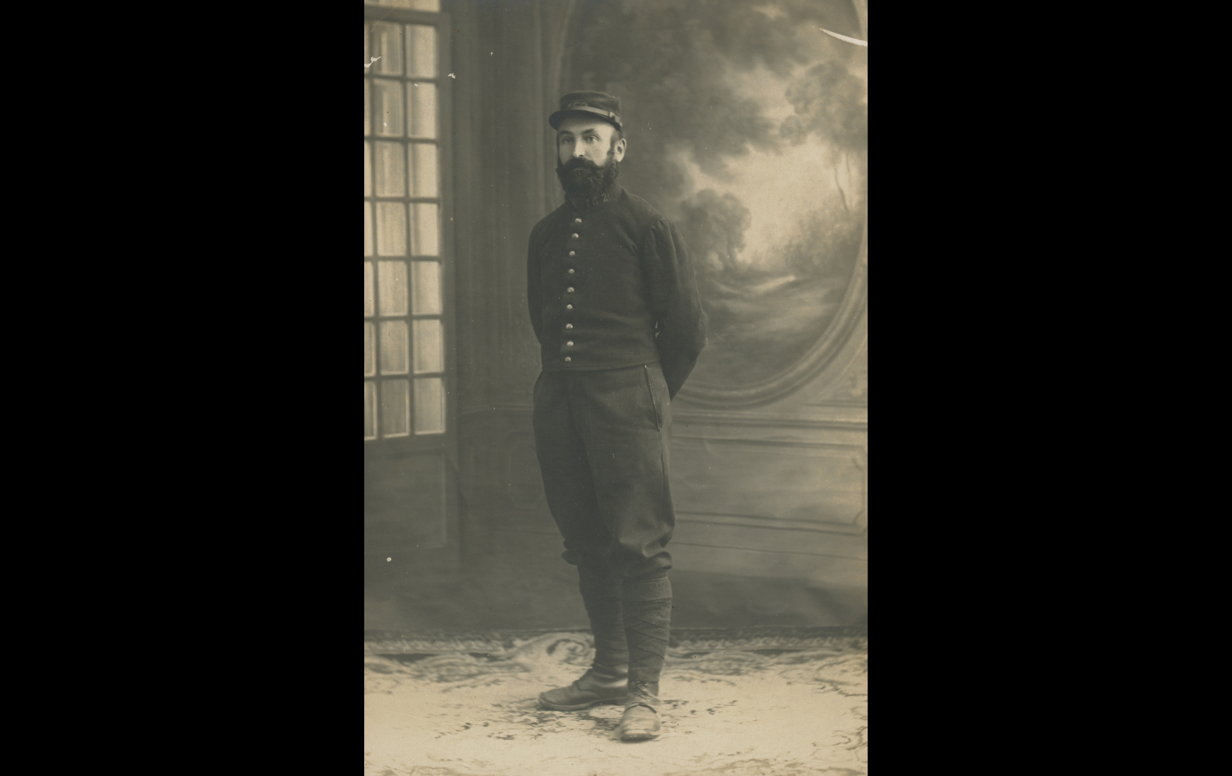 (15.19.A) Portrait of infantryman Gustave Ferdinand VANDENDRIESSCHE
Date: September 12th 1915
Location: Studio
Unit: 162nd Infantry Regiment
Author: Gustave Ferdinand VANDENDRIESSCHE
Present in the photo: 
1. Gustave Ferdinand VANDENDRIESSCHE (Mle 60