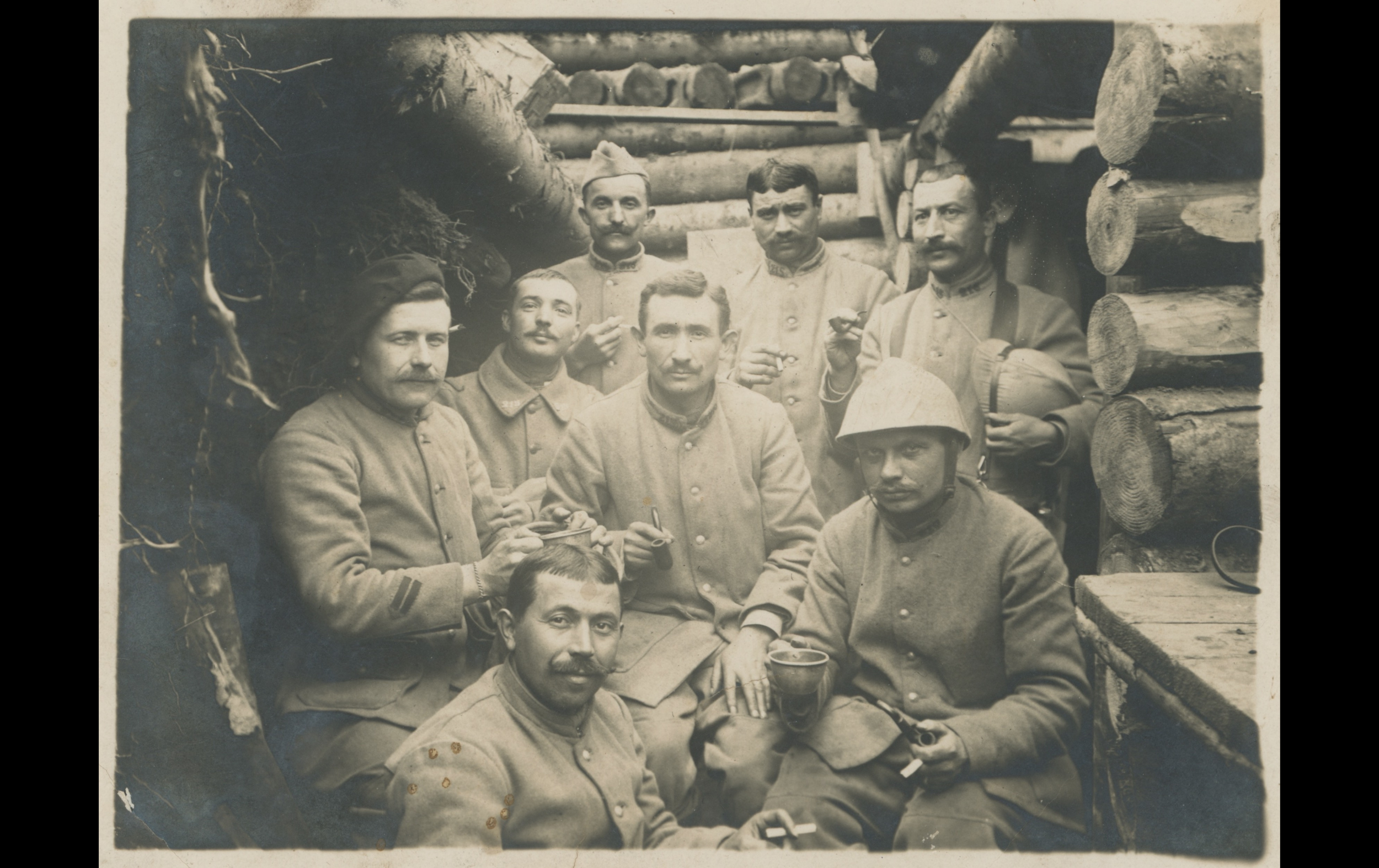 (16.7.A) Group photo of infantrymen of the 215th Infantry Regiment in a trench
Date: c.1916
Location: ?
Unit: 215th Infantry Regiment
Author: ?
Present in the photo: ?