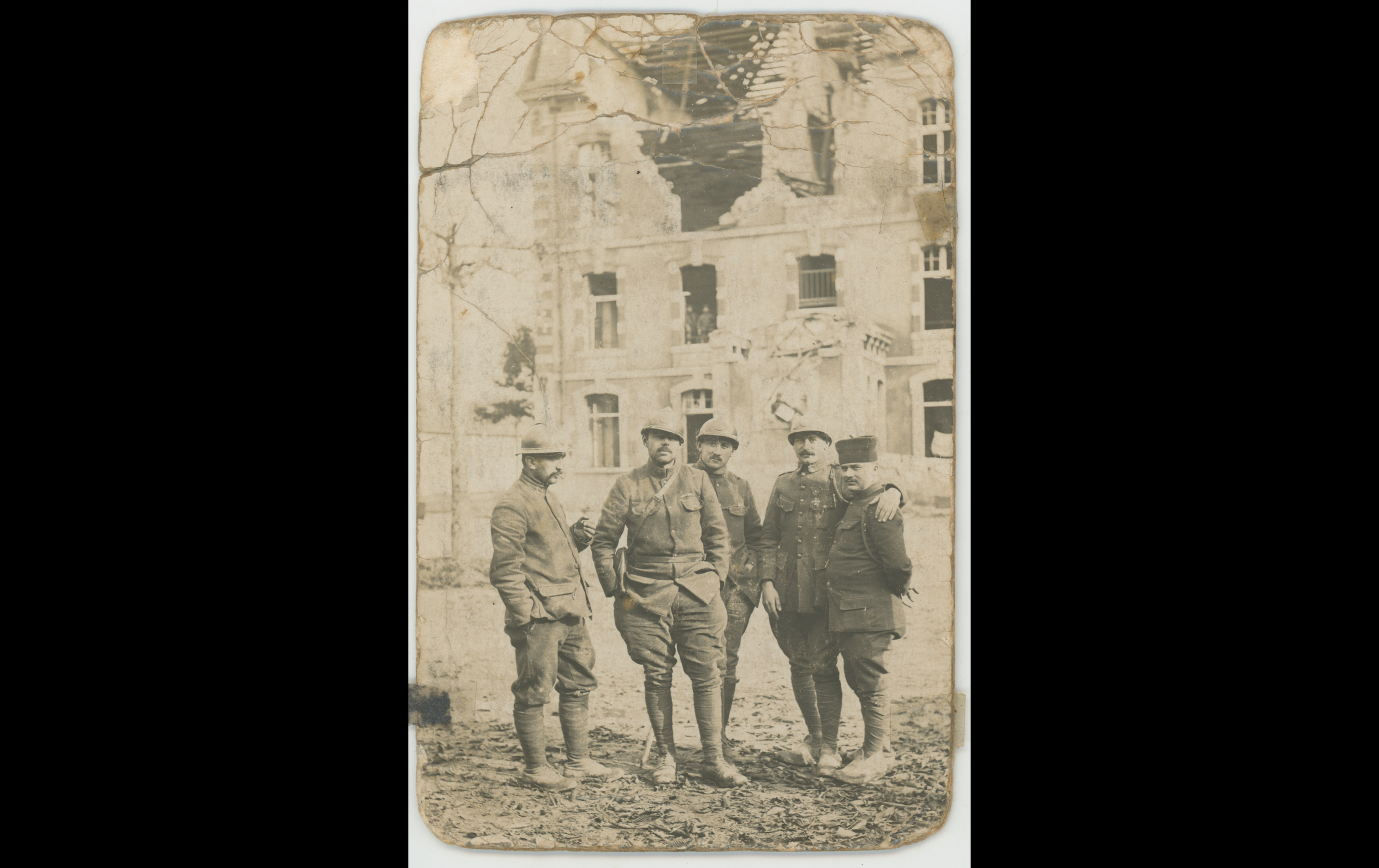 (18.1.2.A) Group photo of tirailleurs of the 3rd Algerian Tirailleur Regiment 
Date: c.1918
Location: ?
Unit: 3rd Algerian Tirailleur Regiment 
Author: Charles Anatole BARBIER
Present in the photo: 
1. Charles Anatole BARBIER (Mle 3)
FM:  tinyurl.com