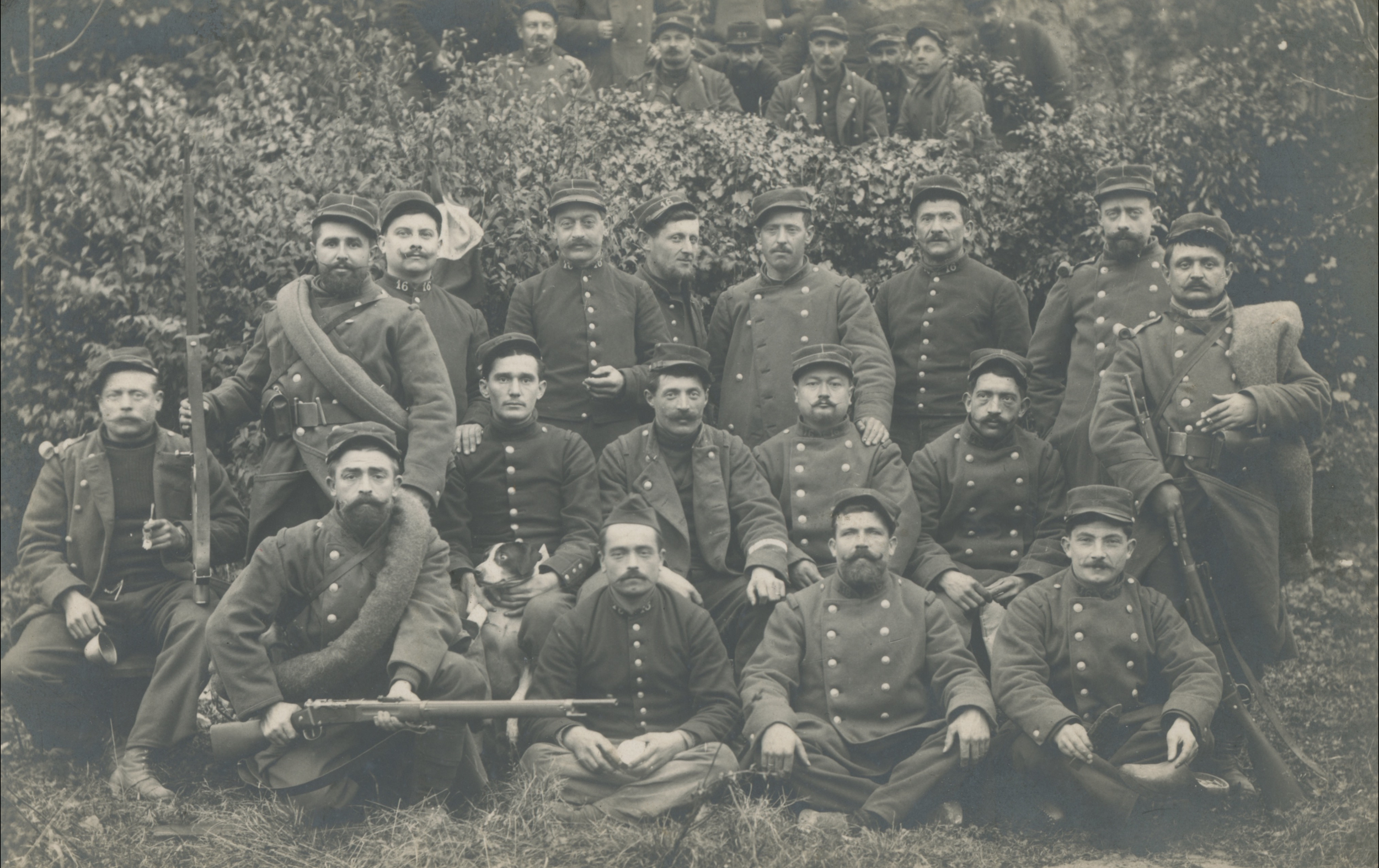 (14.11.A) Group photo of soldiers of the 16th Section de Commis et Ouvriers d'Administration
Date: December 1st 1914
Location: Beauvais, France (60)
Unit: 16th Section de Commis et Ouvriers d'Administration
Author: Henri Adrien COUDERC
Present in the