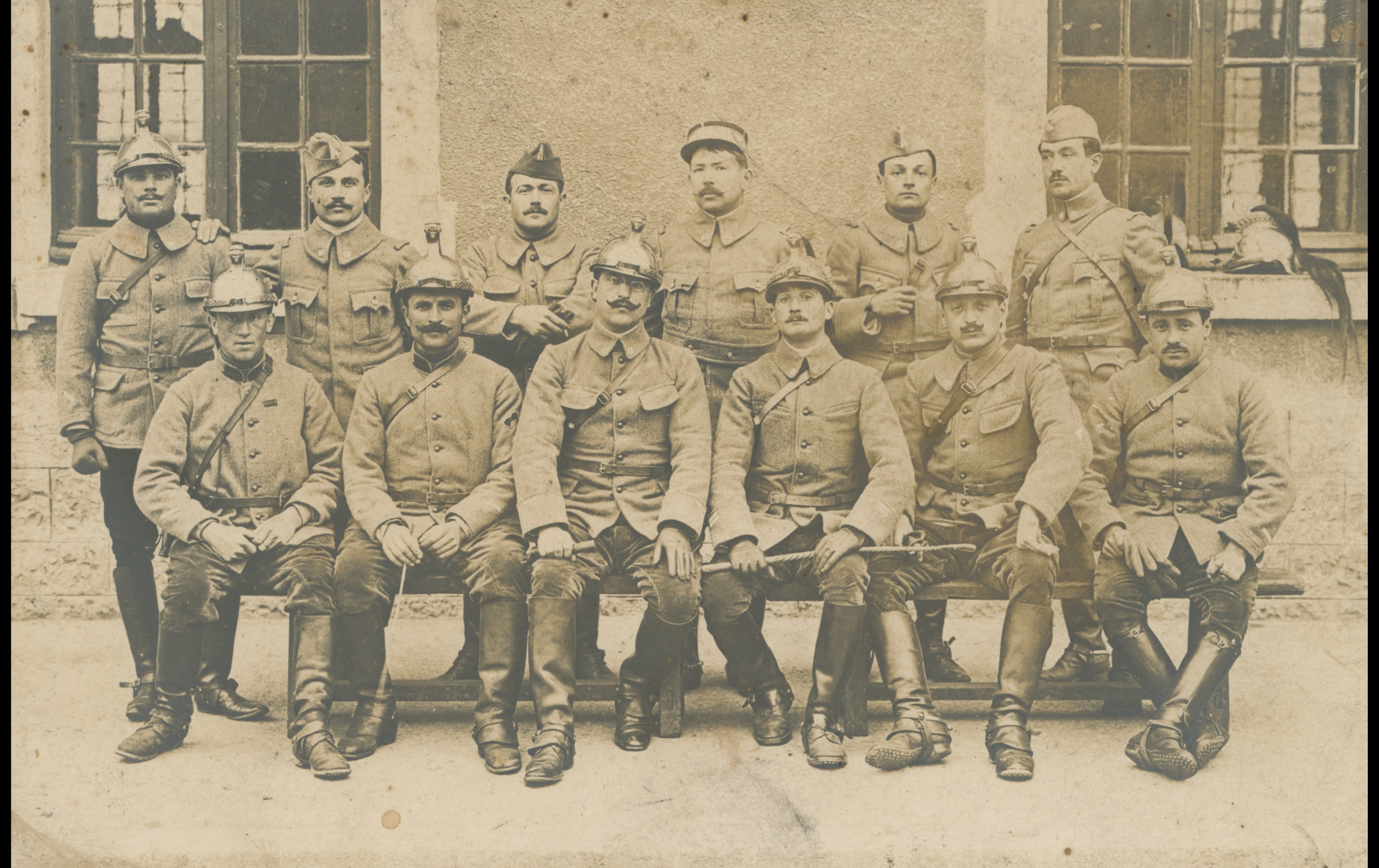 (15.73.A) Group photo of cavalrymen of the 13th Regiment of Chasseurs à Cheval
Date: April 21st 1915
Location: ?
Unit: 13th Regiment of Chasseurs à Cheval
Author: ?
Present in the photo: ?