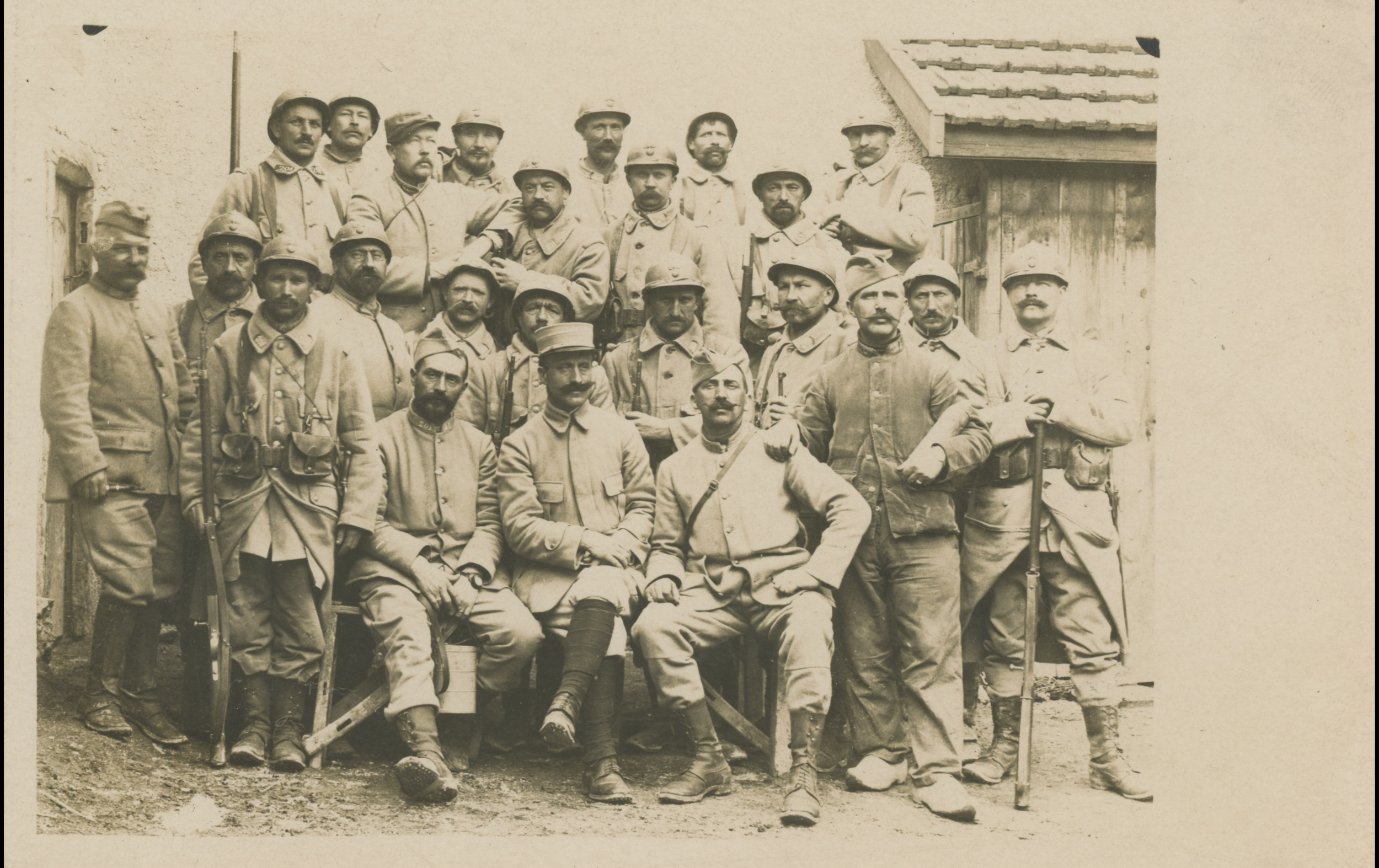 (16.12.A) Group photo of infantrymen of the 201st Territorial Infantry Regiment
Date: c.1916
Location: ?
Unit: 201st Territorial Infantry Regiment
Author: Alcide Felix Alexandre PÉRARD
Present in the photo: 
1. Alcide Felix Alexandre PÉRARD (Mle 2492