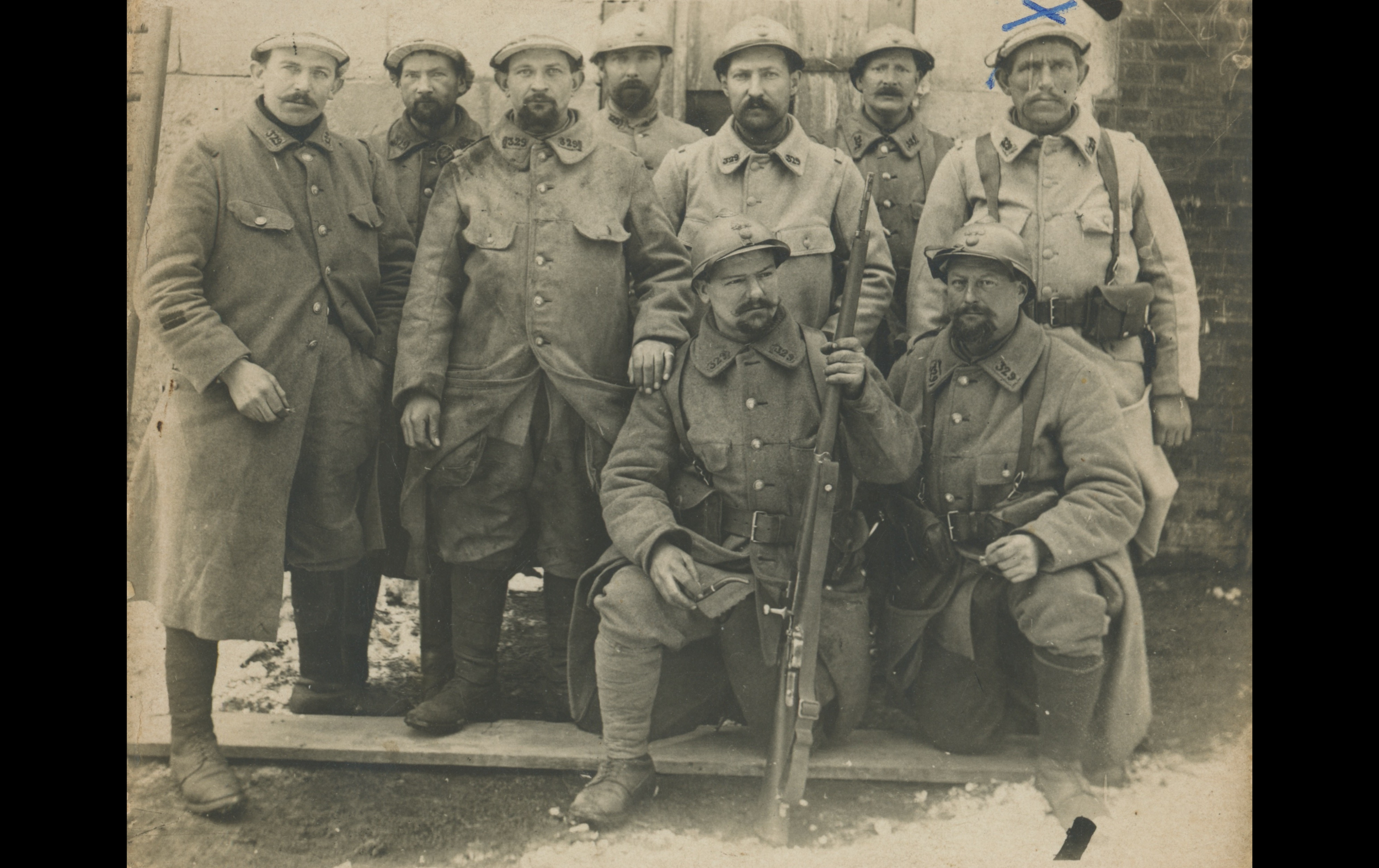 (16.2.A) Group photo of infantrymen of the 329th Infantry Regiment
Date: March 9th 1916
Location: Carnoy, France (80) [JMO]
Unit: 329th Infantry Regiment
Author: Maurice Eugène NOËL
Present in the photo: 
1. Maurice Eugène NOËL (Mle 910)
FM:  tinyurl