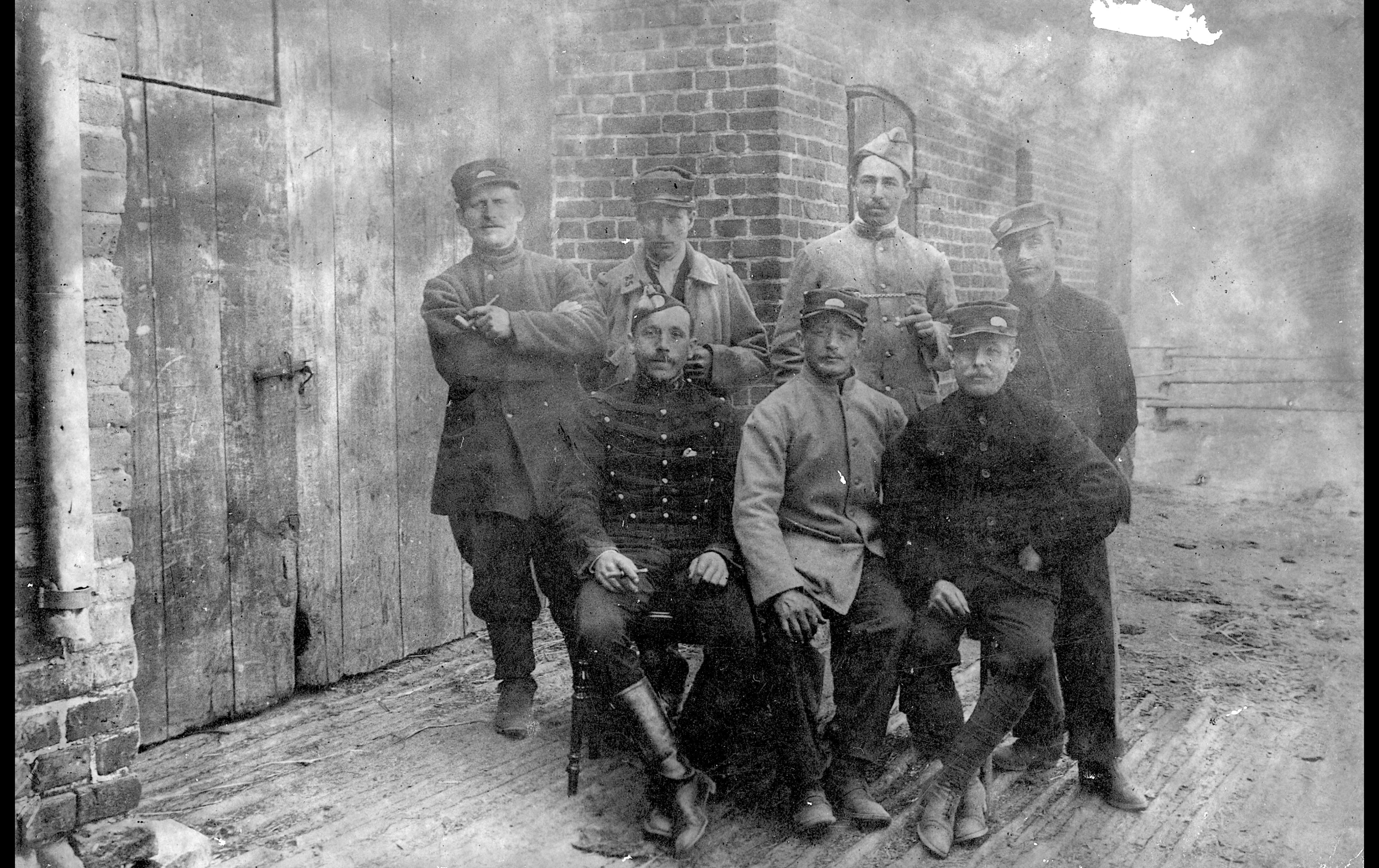 (POW.9.A) Group photo of French and Belgian prisoners
Date: May 20th 1917
Location: Hördt, Germany
Unit: Diverse regiments
Author: ?
Present in the photo: 
1. Louis Léon Pierre DIESNIS (Mle 158)
FM: https://tinyurl.com/3rdrf68m
2. Léon Charles OBLIN 