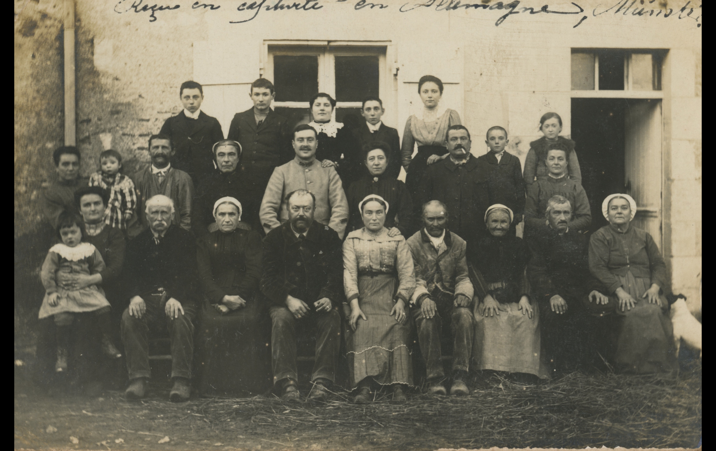 (POW.14.A) Photo sent to French prisoner Gaston Augustin DELESVE  
Date: 1915 - 1917
Location: Münster, Germany
Unit: 21st Battalion of Chasseurs à Pied
Author: ?
Present in the photo: 
1. Gaston Augustin DELESVE (Mle 267)
FM: https://tinyurl.com/56r