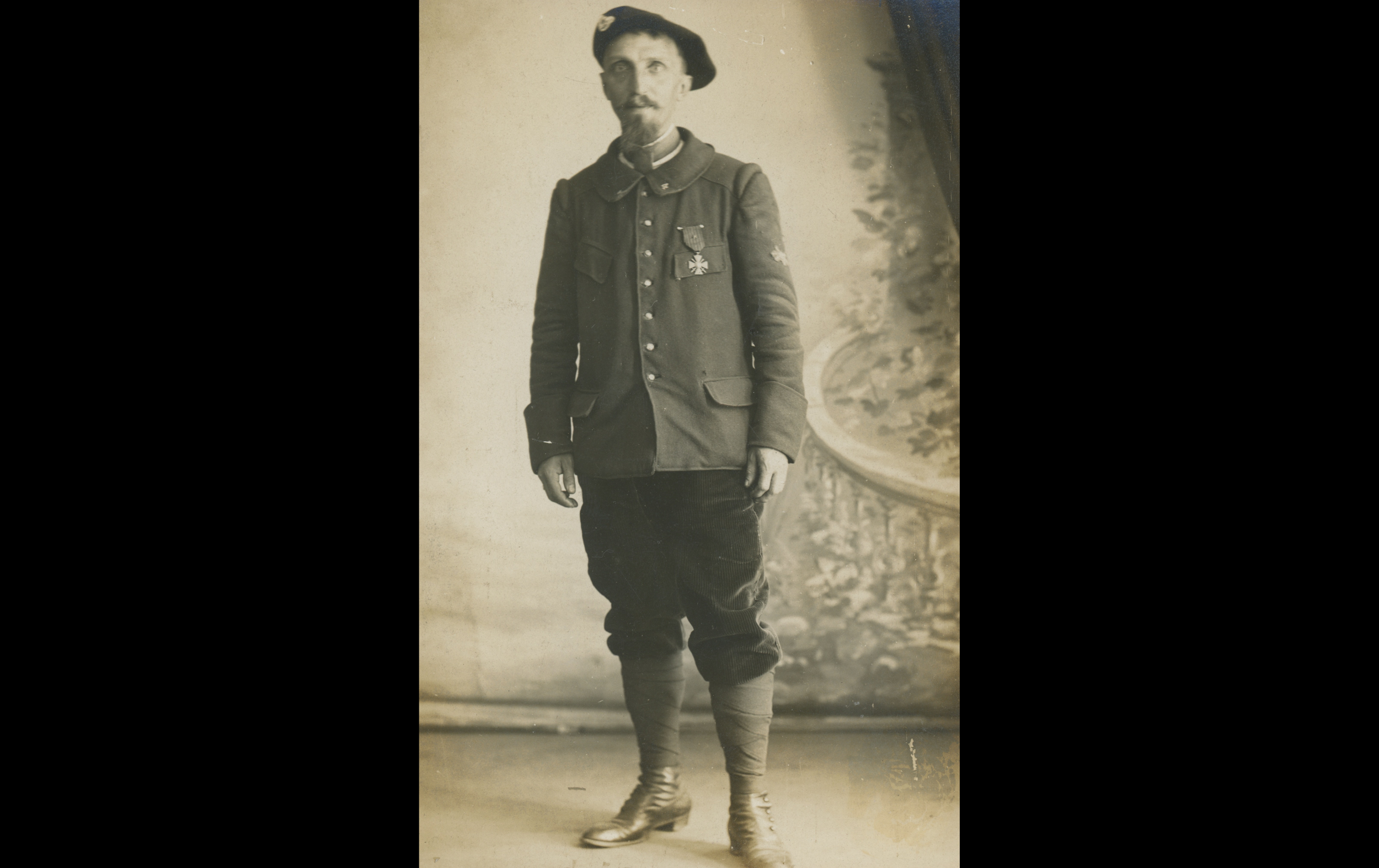 (14.20.5.A) Portrait of chasseur Jean Joseph GLOPPE
Date: June 20th 1916
Location: Studio
Unit: 4th Battalion of Territorial Alpine Chasseurs
Author: Jean Joseph GLOPPE
Present in the photo: 
1. Jean Joseph GLOPPE (Mle 2119)
FM:  tinyurl.com/ym85u3ew