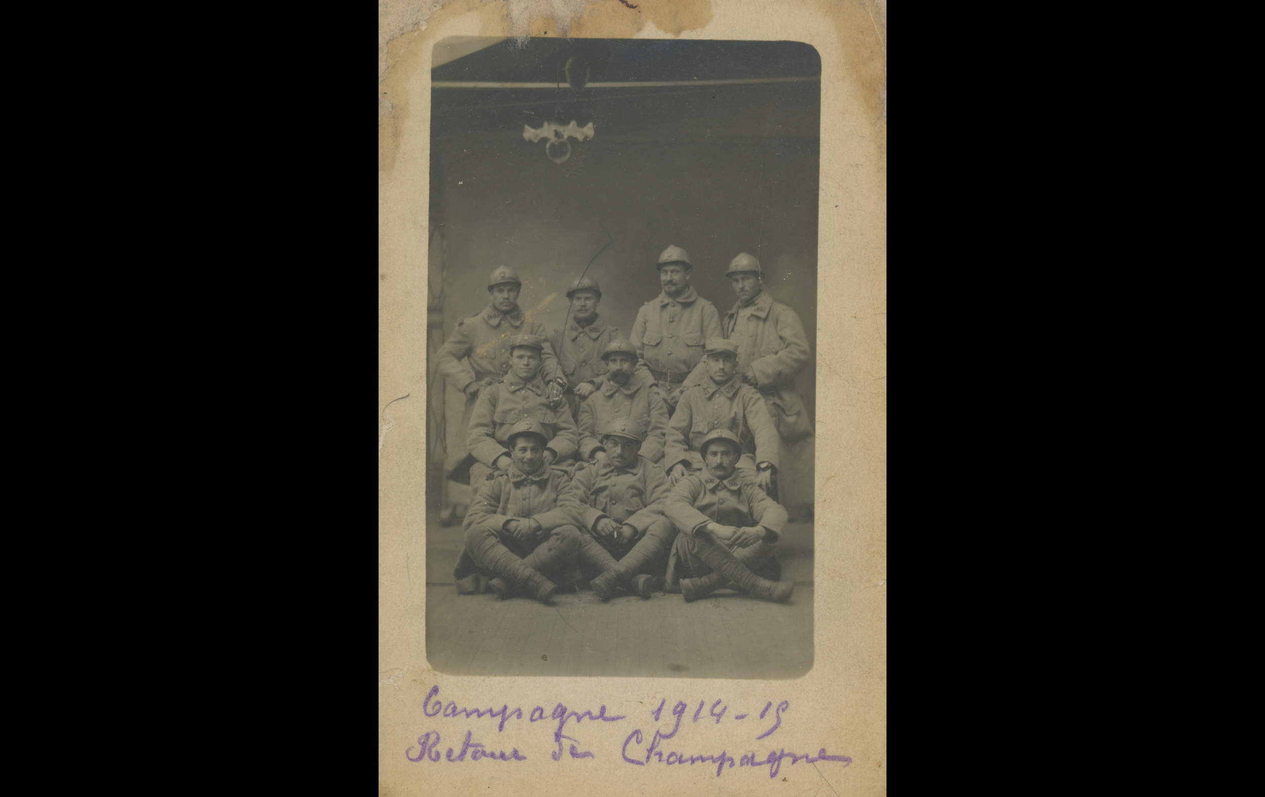 (15.47.A) Group photo of infantrymen of the 402nd Infantry Regiment
Date: 1915
Location: Studio
Unit: 402nd Infantry Regiment
Author: ?
Present in the photo: ?