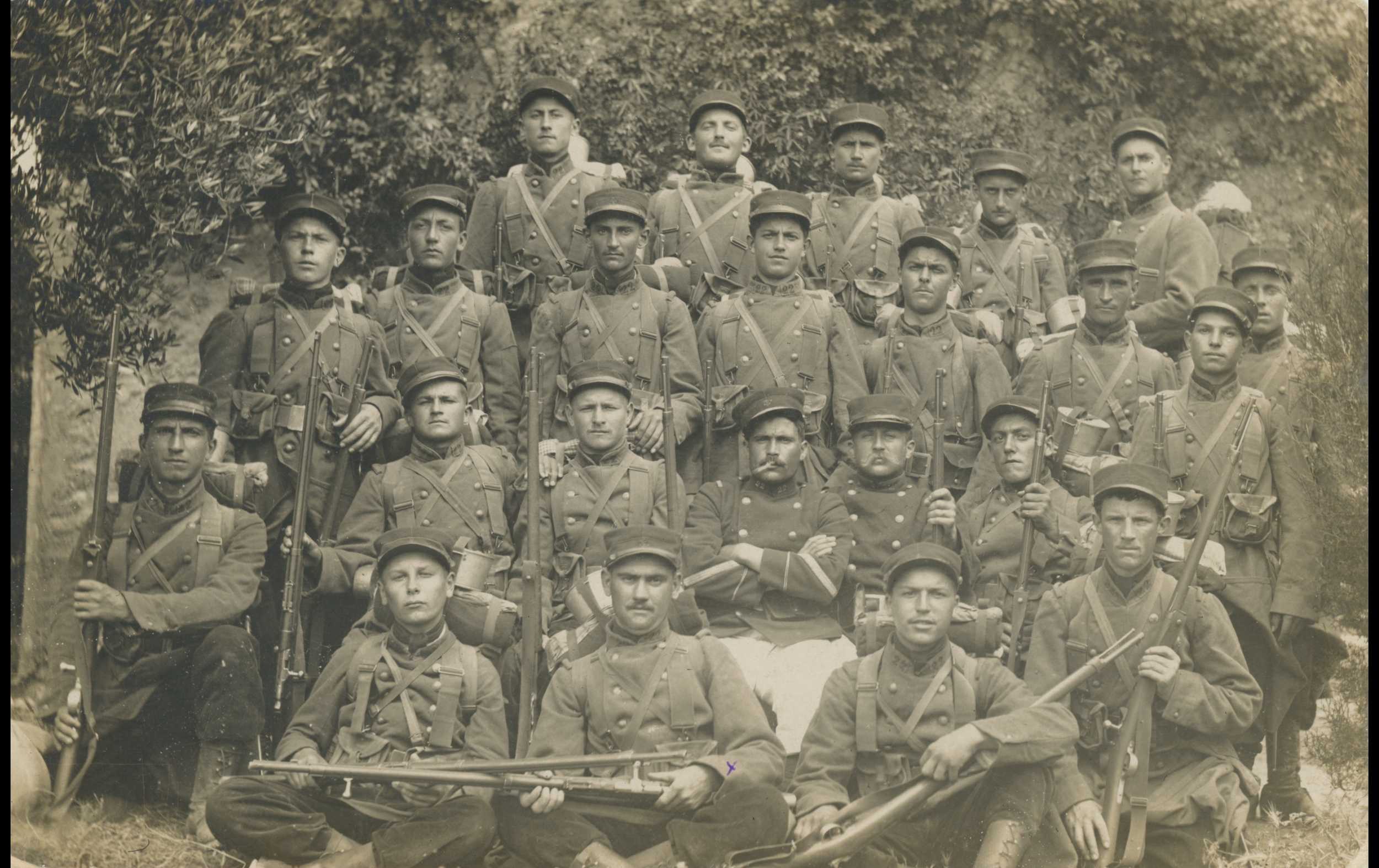 (15.68.A) Group photo of infantrymen of the 22nd Colonial Infantry Regiment
Date: June 23rd 1915
Location: Cassis, France (13)
Unit: 22nd Colonial Infantry Regiment, 26th Company, 2nd Section, 6th Squad
Author: François GUY
Present in the photo:
1. F