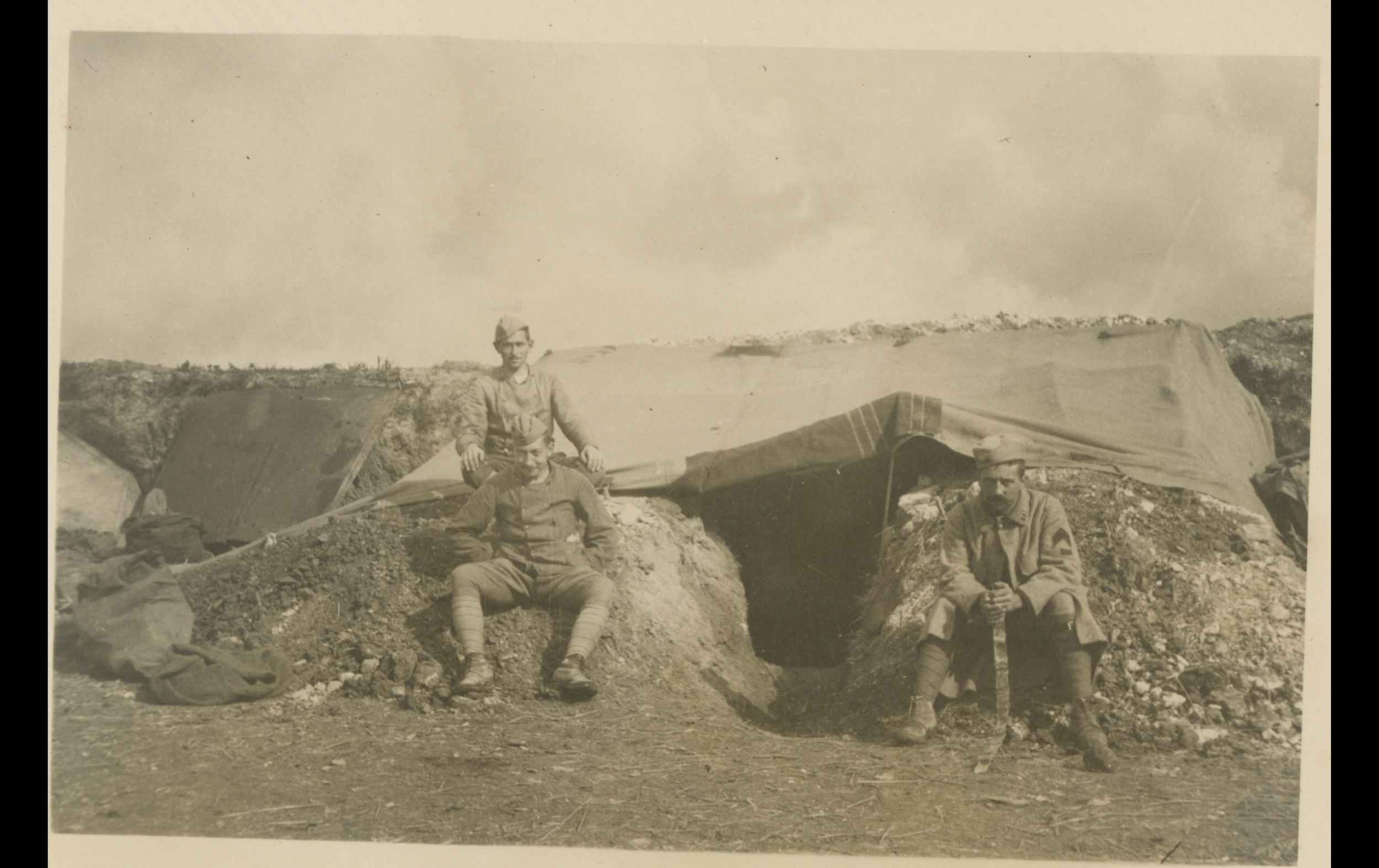 (16.27.5.A) Group photo of artillerymen at the entrance of a dugout
Date: October 24th 1916
Location: Bray, France (27)
Unit: ?
Author: ?
Present in the photo: ?