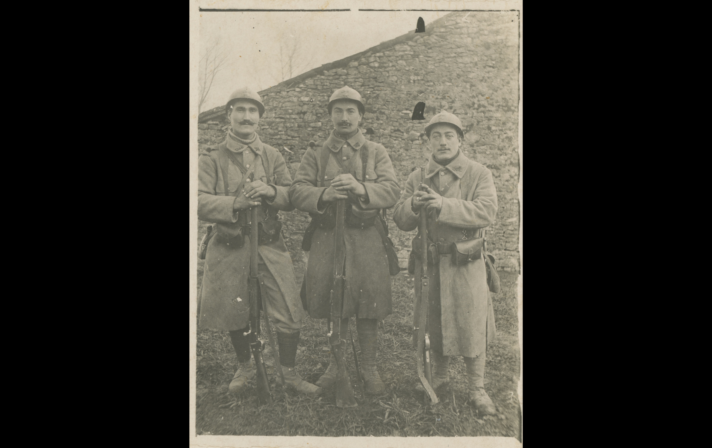 (15.43.A) Group photo of three infantrymen of the 369th Infantry Regiment
Date: December 8th 1915
Location: Bois-le-Prêtre, France (54) [JMO]
Unit: 369th Infantry Regiment
Author: ?
Present in the photo: ?
