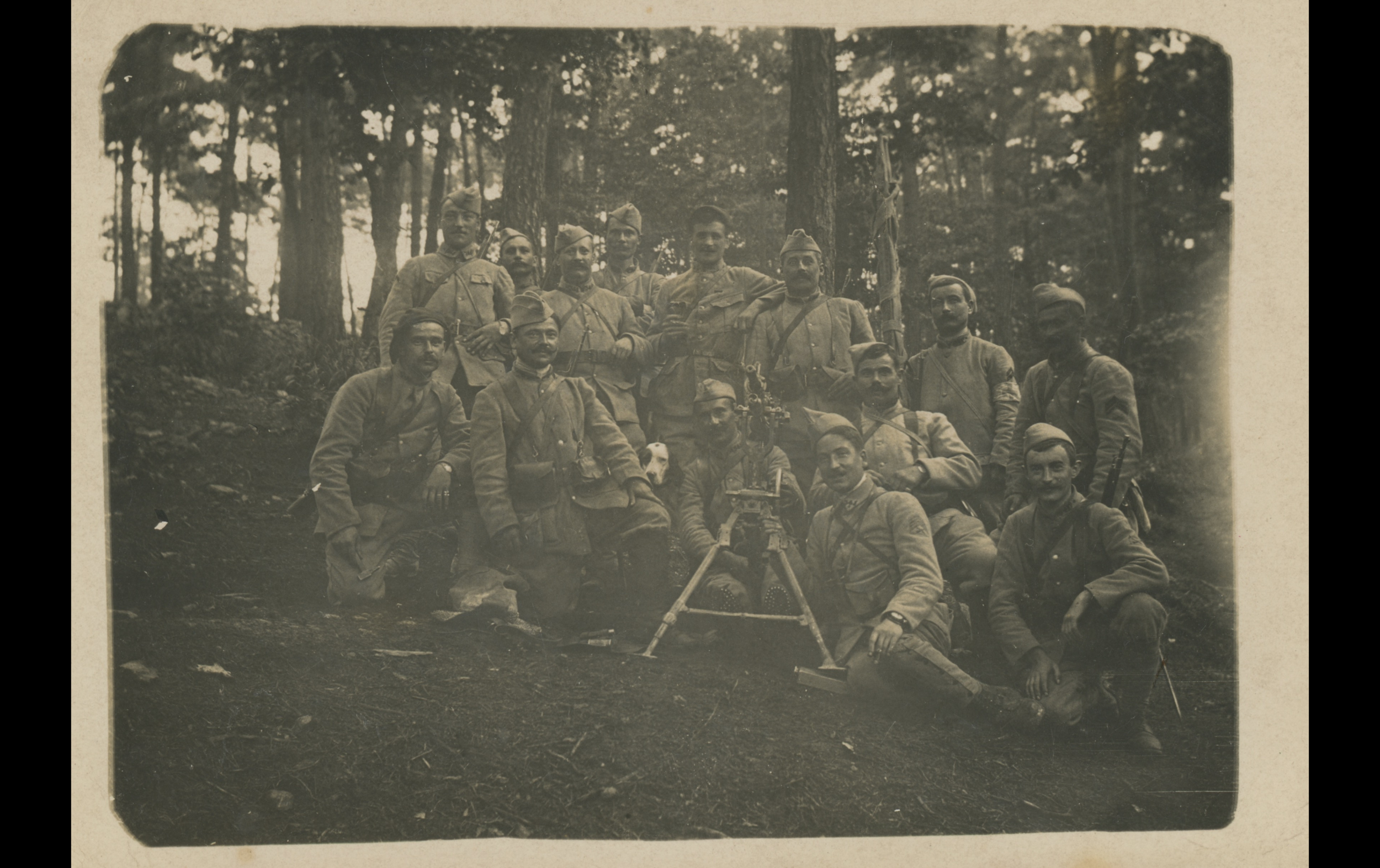 (17.24.A) Group photo of machine gunners of the 341st Infantry Regiment with a Saint-Etienne 1907
Date: August 10th 1917
Location: Argonne, France
Unit: 341st Infantry Regiment
Author: ?
Present in the photo: ?
