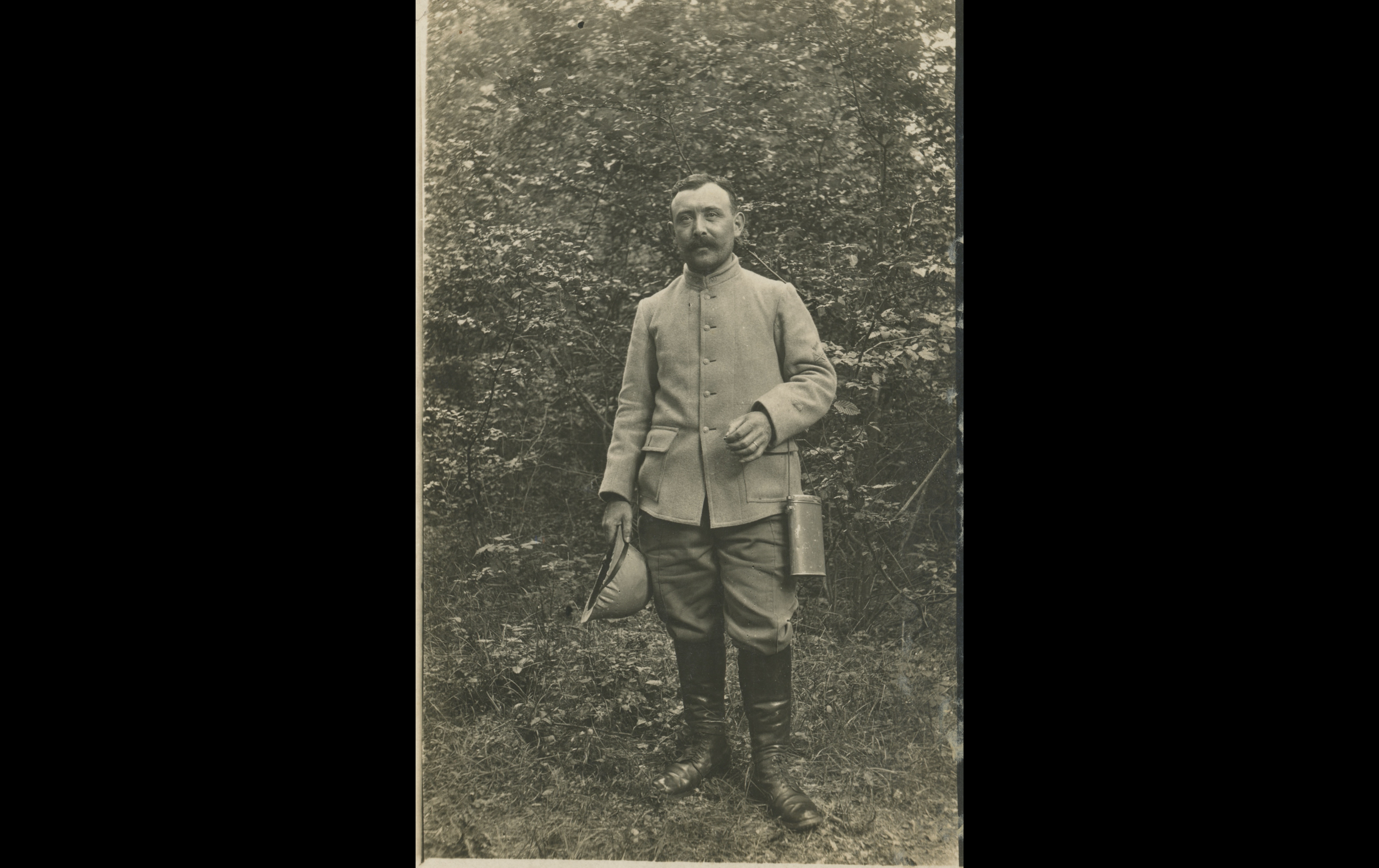 (16.8.A) Portrait of infantryman Adolphe François ROUCHY
Date: July 17th 1916
Location: ?
Unit: 92nd Infantry Regiment
Author: Adolphe François ROUCHY
Present in the photo: 
1. Adolphe François ROUCHY (Mle 1960)
FM:  tinyurl.com/nhk6ddfa 