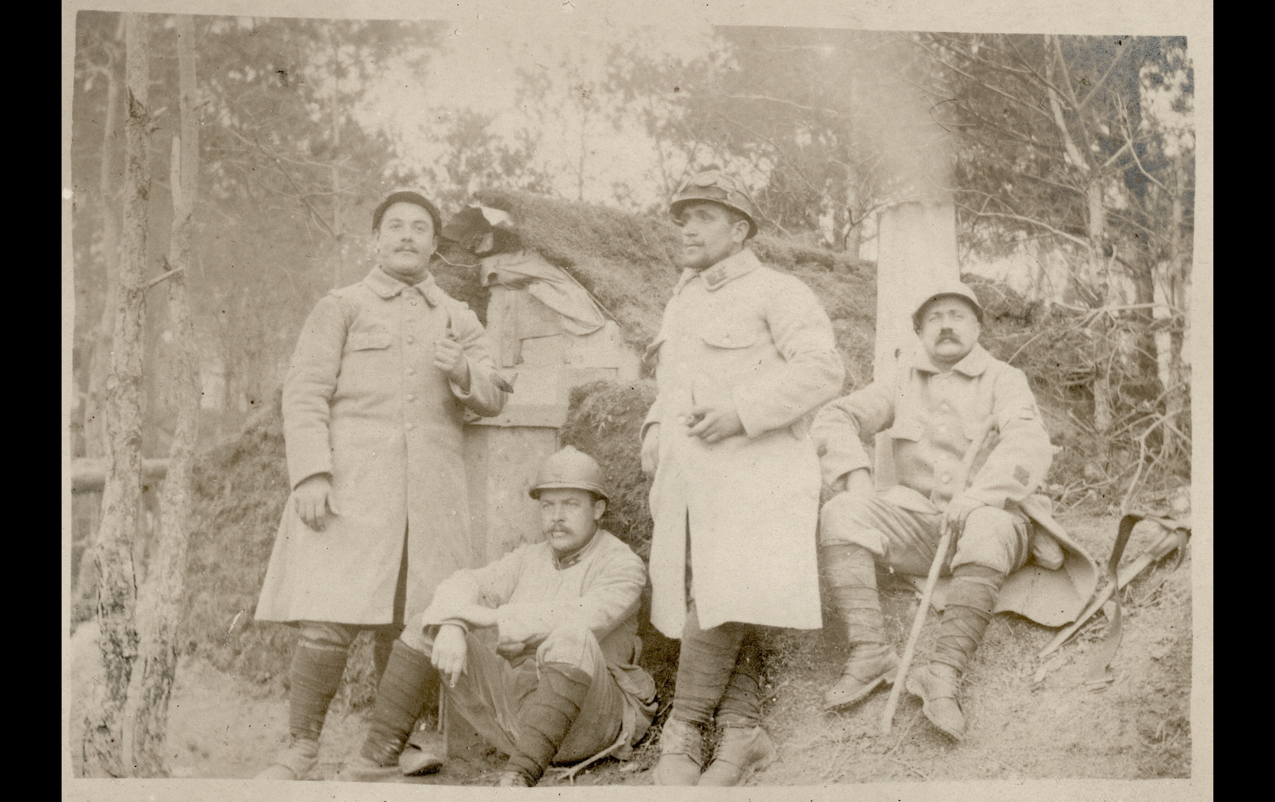 (15.39.A) Group photo of medics of the 7th Section of Military Nurses
Date: December 16th 1915
Location: ?
Unit: 7th Section of Military Nurses
Author: Albert Alfred DUBREUIL
Present in the photo: 
1. Albert Alfred DUBREUIL (Mle 484)
FM:  tinyurl.com