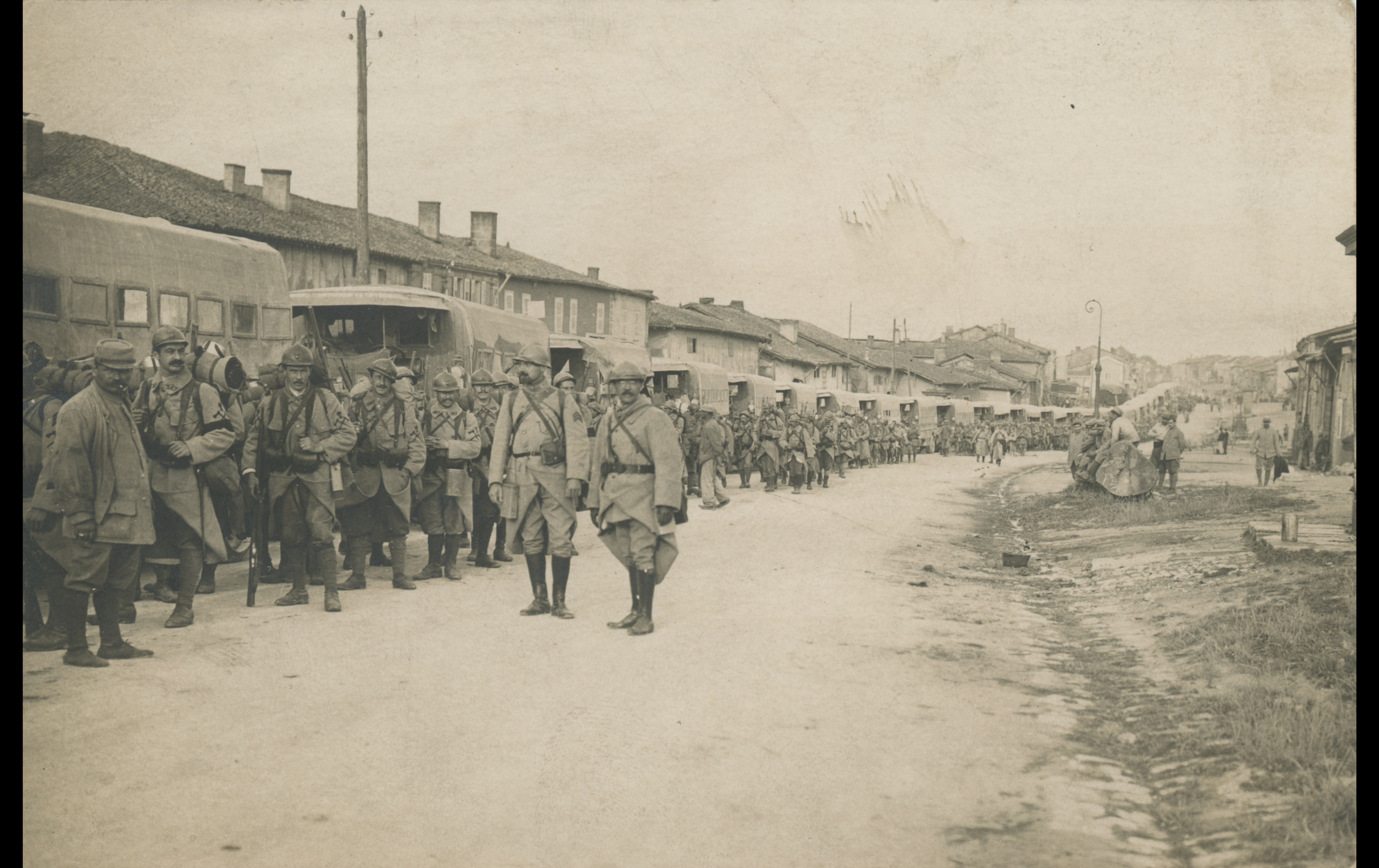 (16.70.A) Group photo of pioneers of the 367th Infantry Regiment departing for the trenches
Date: September 3rd 1916
Location: Verdun, France (55)
Unit: 367th Infantry Regiment
Author: Charles HIEST
Present in the photo:
1. Charles Hiest (Mle 3387)
F