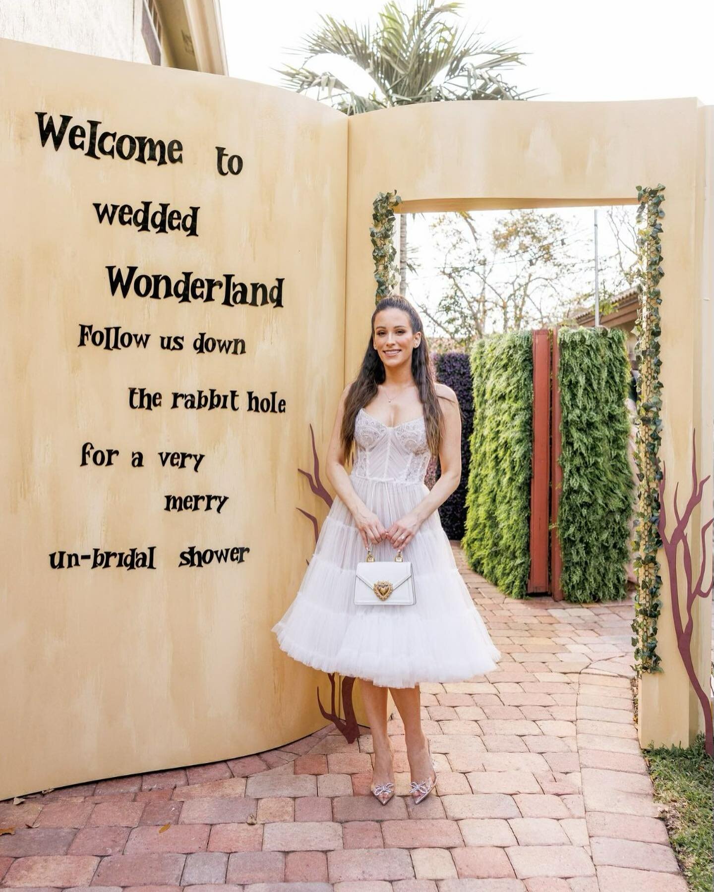 Swipe left for all custom pieces we created for an Alice and wonderland bridal shower 🫶🏼
.
Bride: @drfredericka 
Camera: @clickinmar 
.
.
.
.
#aliceandwonderland #aliceandwonderlandtheme #miamibridalshower #miamibridal #bridalshower #bridalshowergo