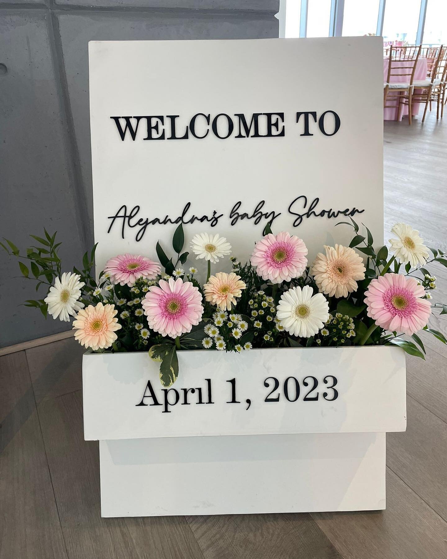 Natural florals for your welcome sign &amp; on your backdrop &gt; swipe for full event. 
.
.
.
.
.
.
.
#welcomesign #babyshowerideas #bridalshowerideas #bridal #miamiflorist #miamievents #miamieventplanners #miamieventos #miamilife #miamibeach #miami
