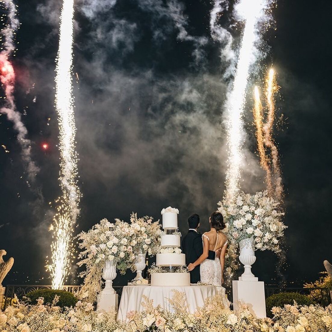 Epic moments to have for your wedding, swipe left for ideas &amp; see below for ideas :

1- epic firework show 
2- pool party after the reception 
3- guest sign records 
4- welcome drinks 
5 - to go food for guest 
6- live painter of the wedding 
7 -
