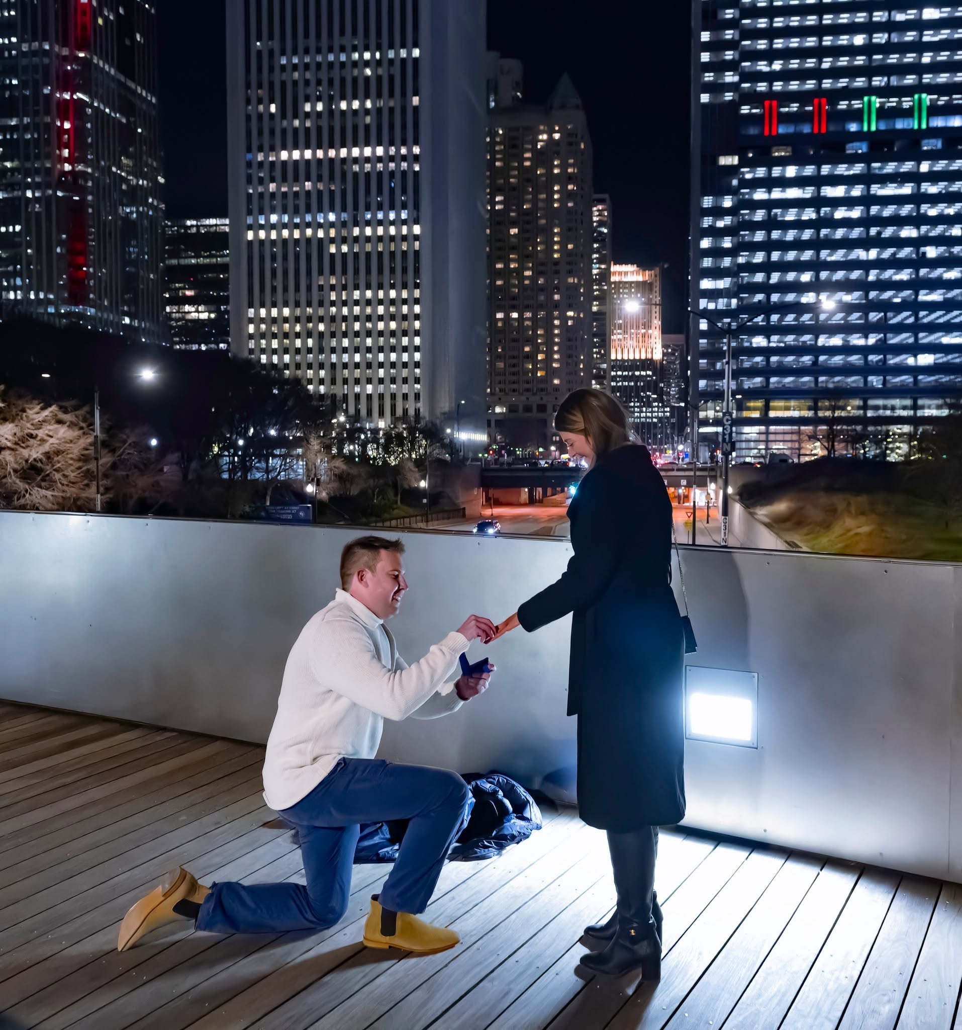 Love takes a beautiful turn on Chicago’s iconic BP Pedestrian Bridge! Connecting Maggie Daley Park and Millennium Park, this winding architectural masterpiece designed by Frank Gehry provides a spectacular backdrop for romantic engagement photography